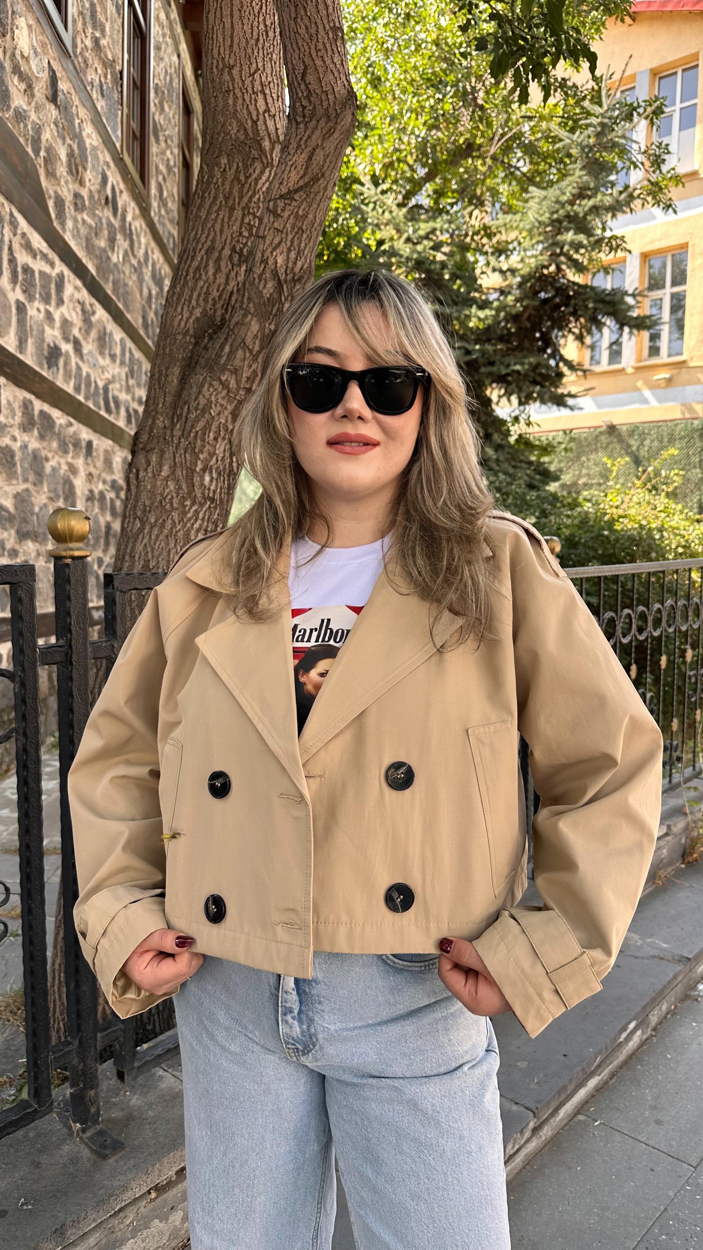 DÜĞME DETAYLI CROP TRENÇKOT CAMEL