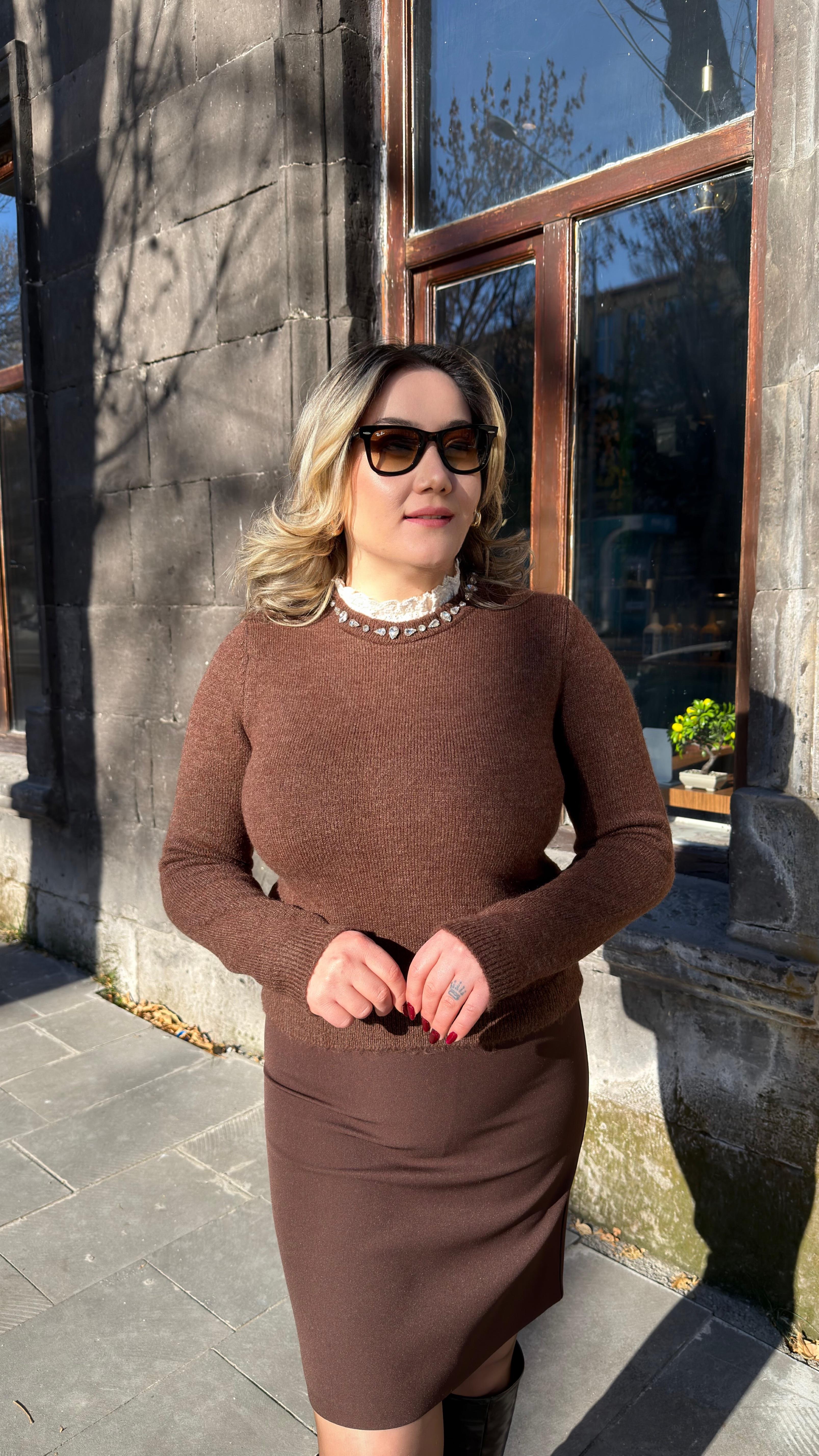 GÖMLEK YAKALI TAŞLI TRİKO KAZAK KAHVE