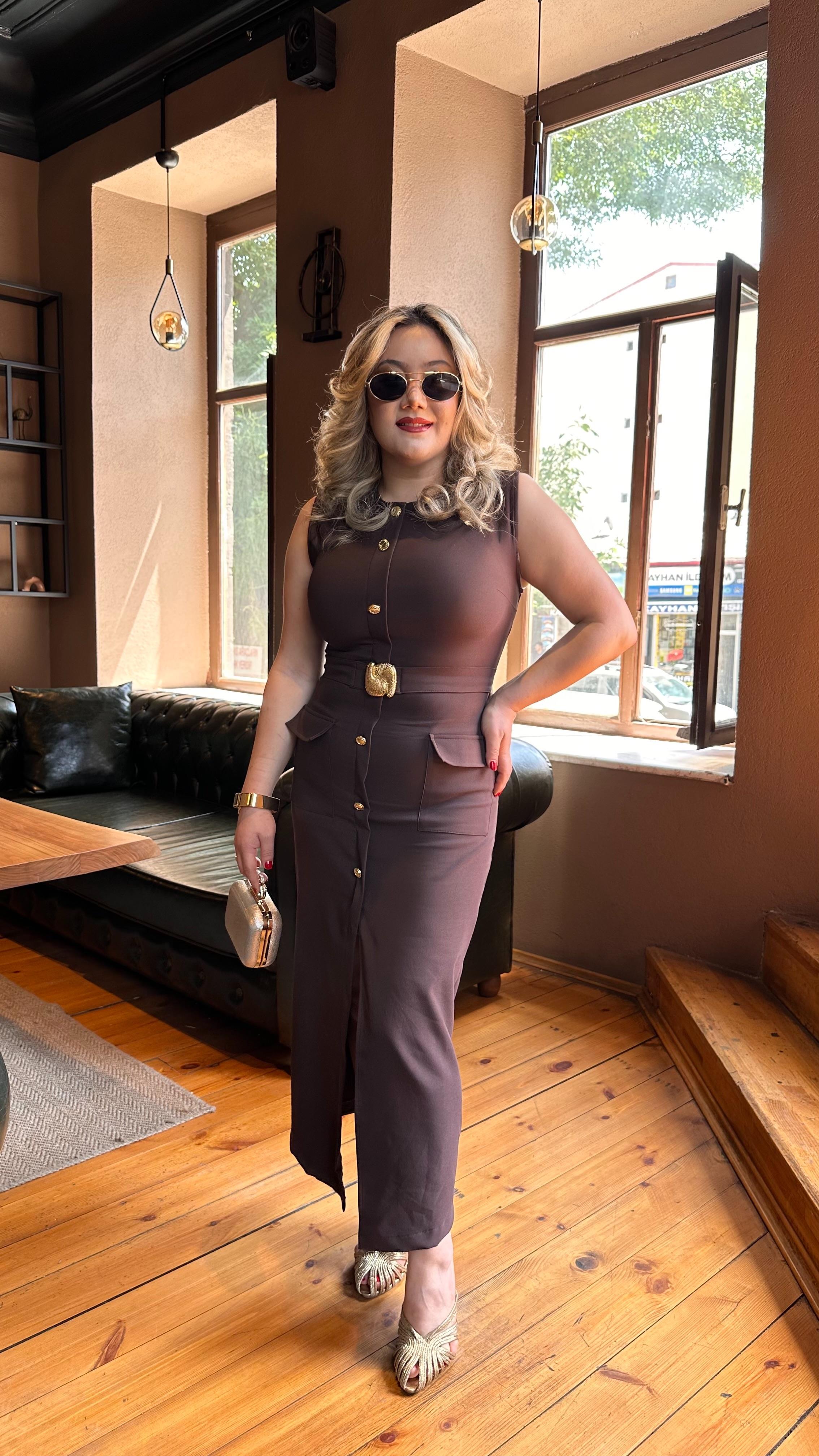 KEMERLİ MİDİ GOLD DÜĞMELİ KREP ELBİSE KAHVE