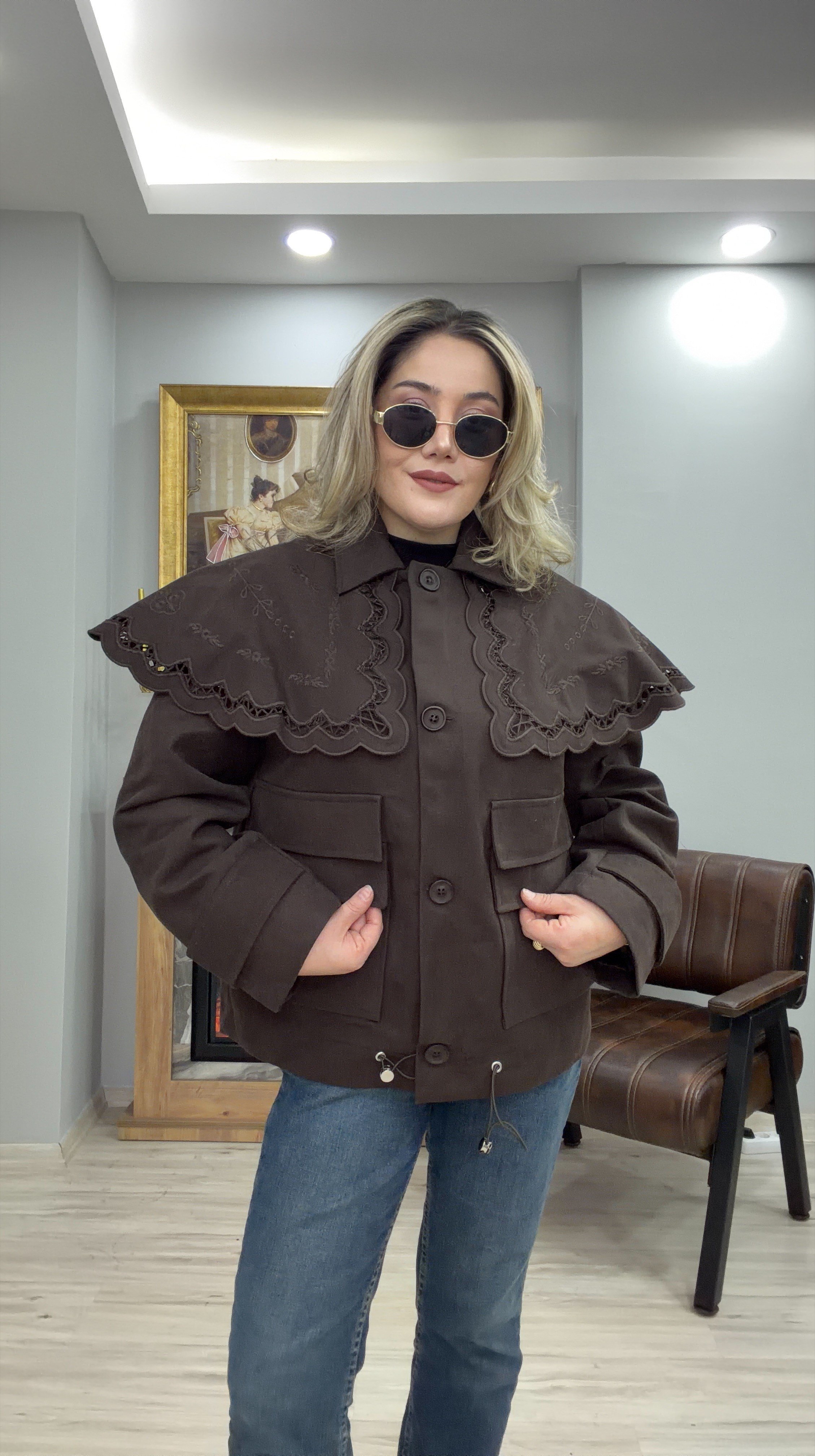 NAKIŞLI ÇIKARILABİLİR PELERİNLİ CEKET KAHVE