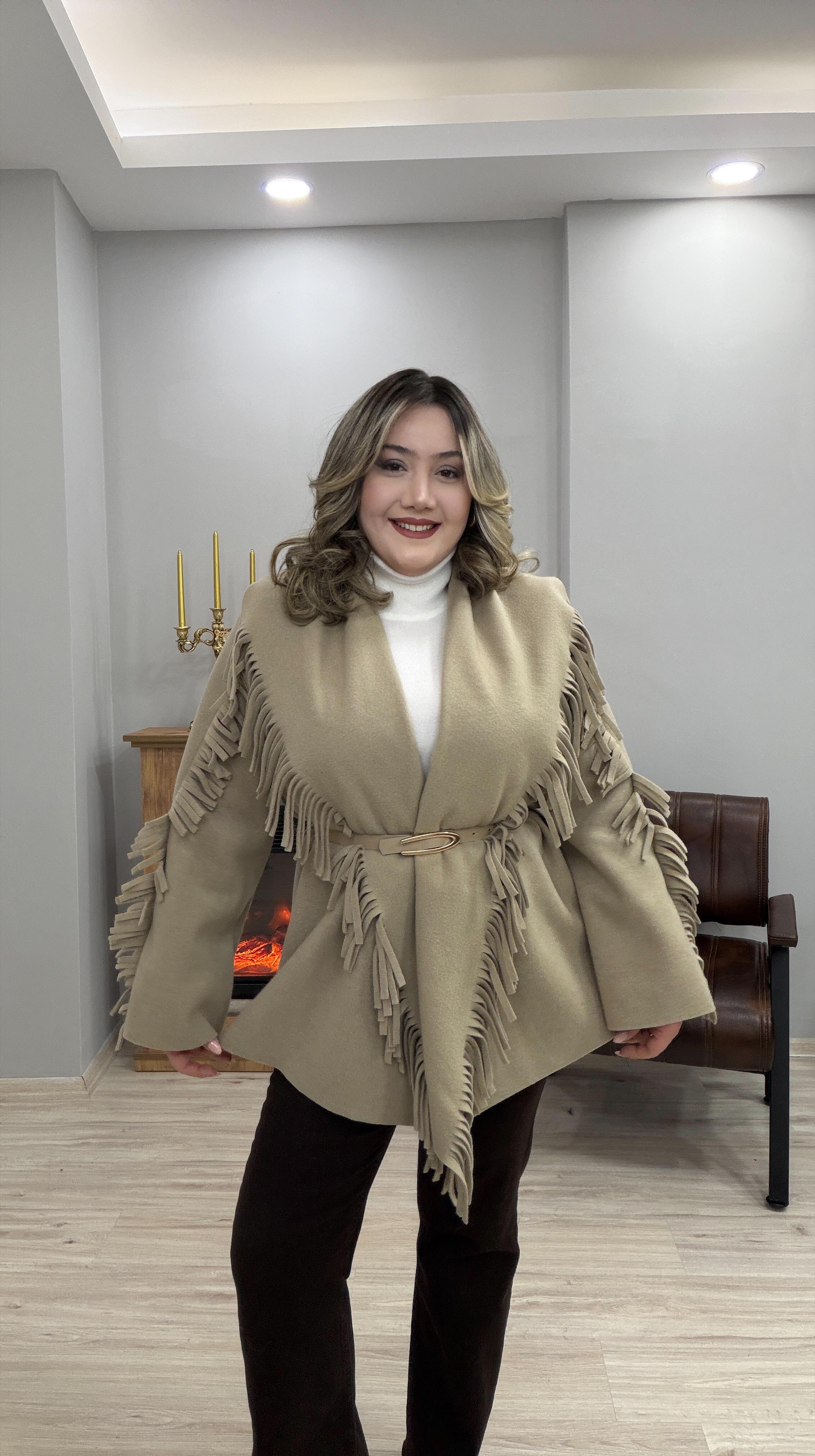 PÜSKÜLLÜ KEMERLİ KAŞE PANÇO BEJ