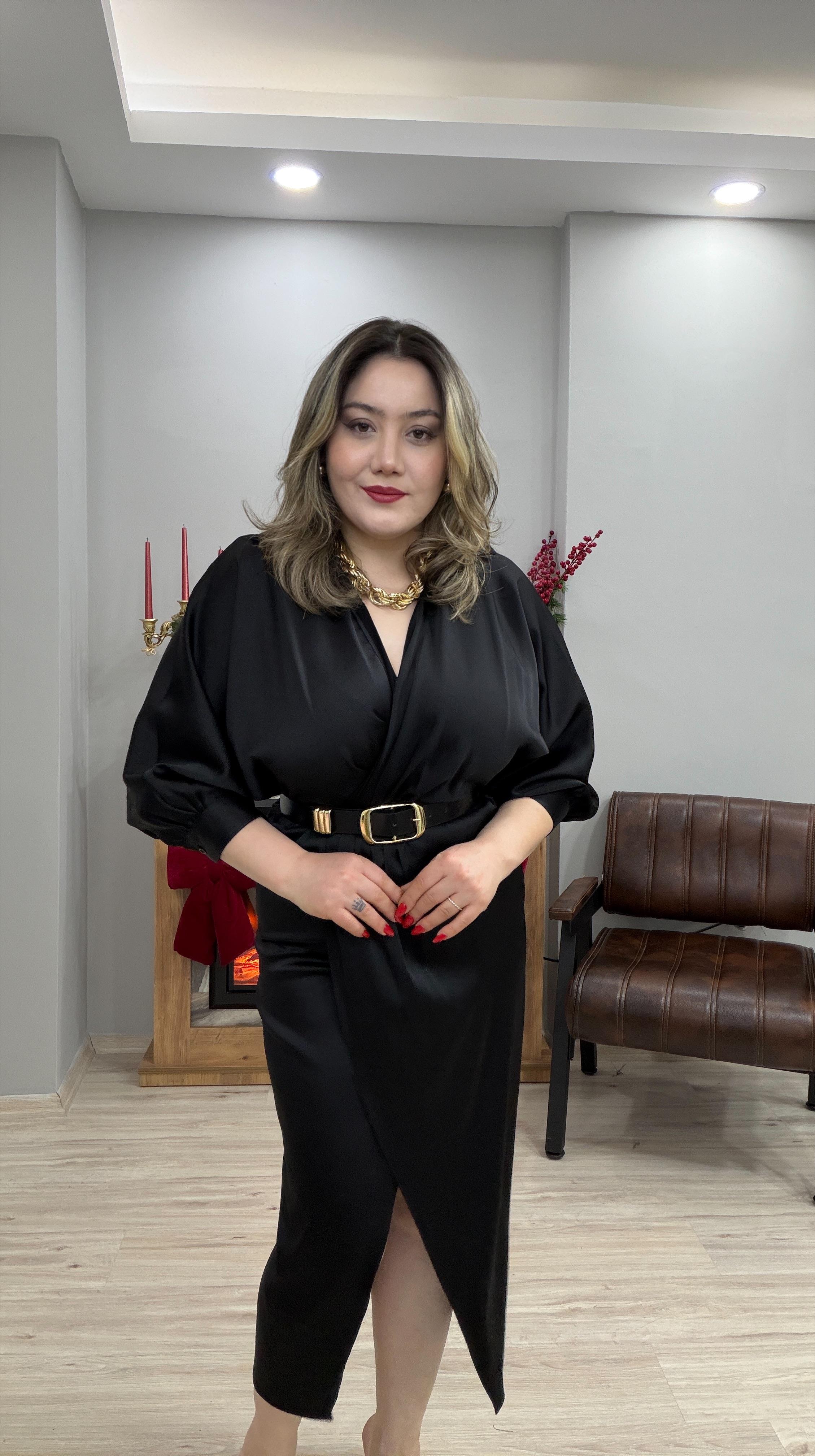 SATEN KRUVAZE KEMERLİ ELBİSE SİYAH