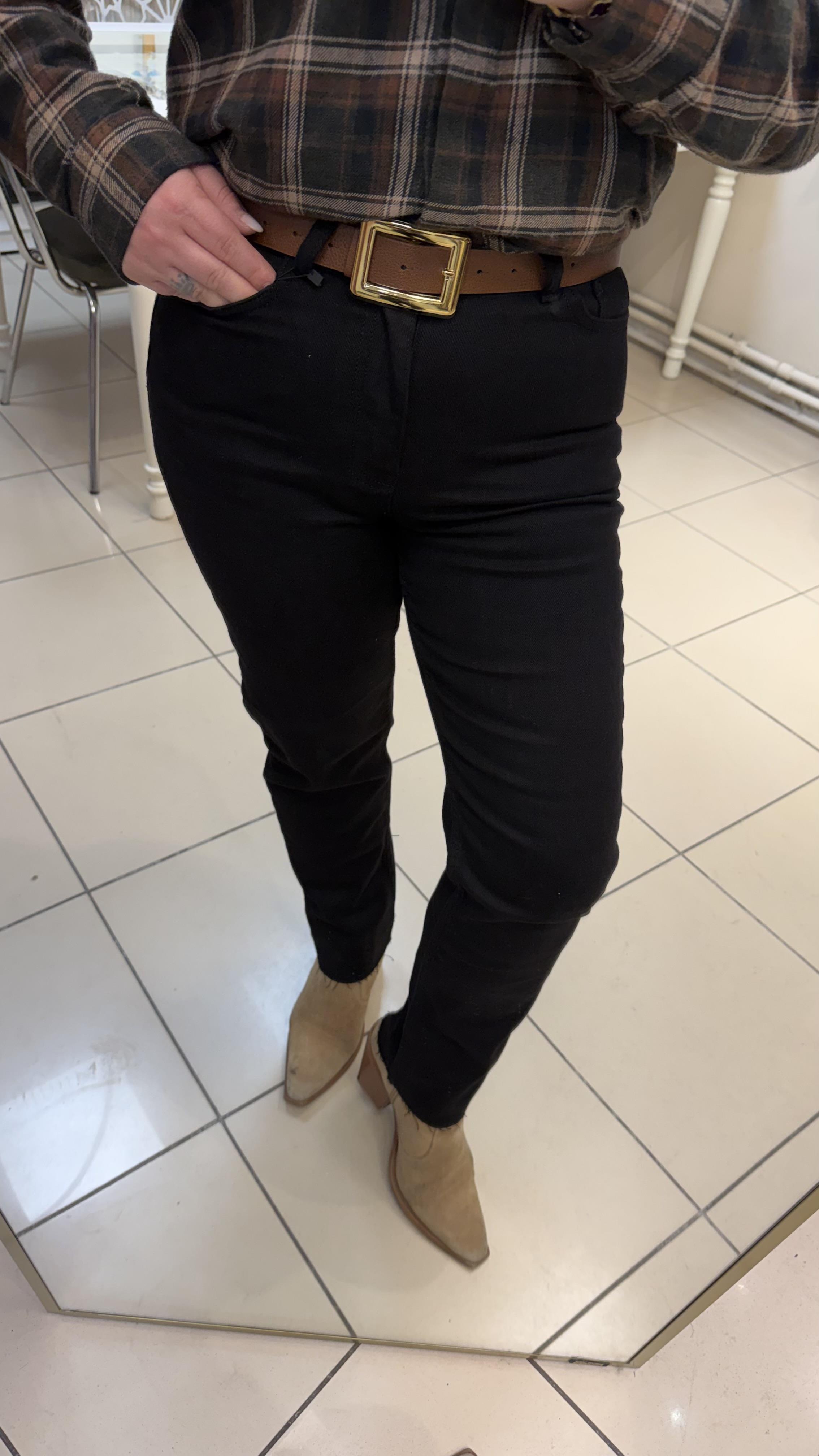 YÜKSEK BEL KESİK PAÇA BOYFİT JEAN SİYAH