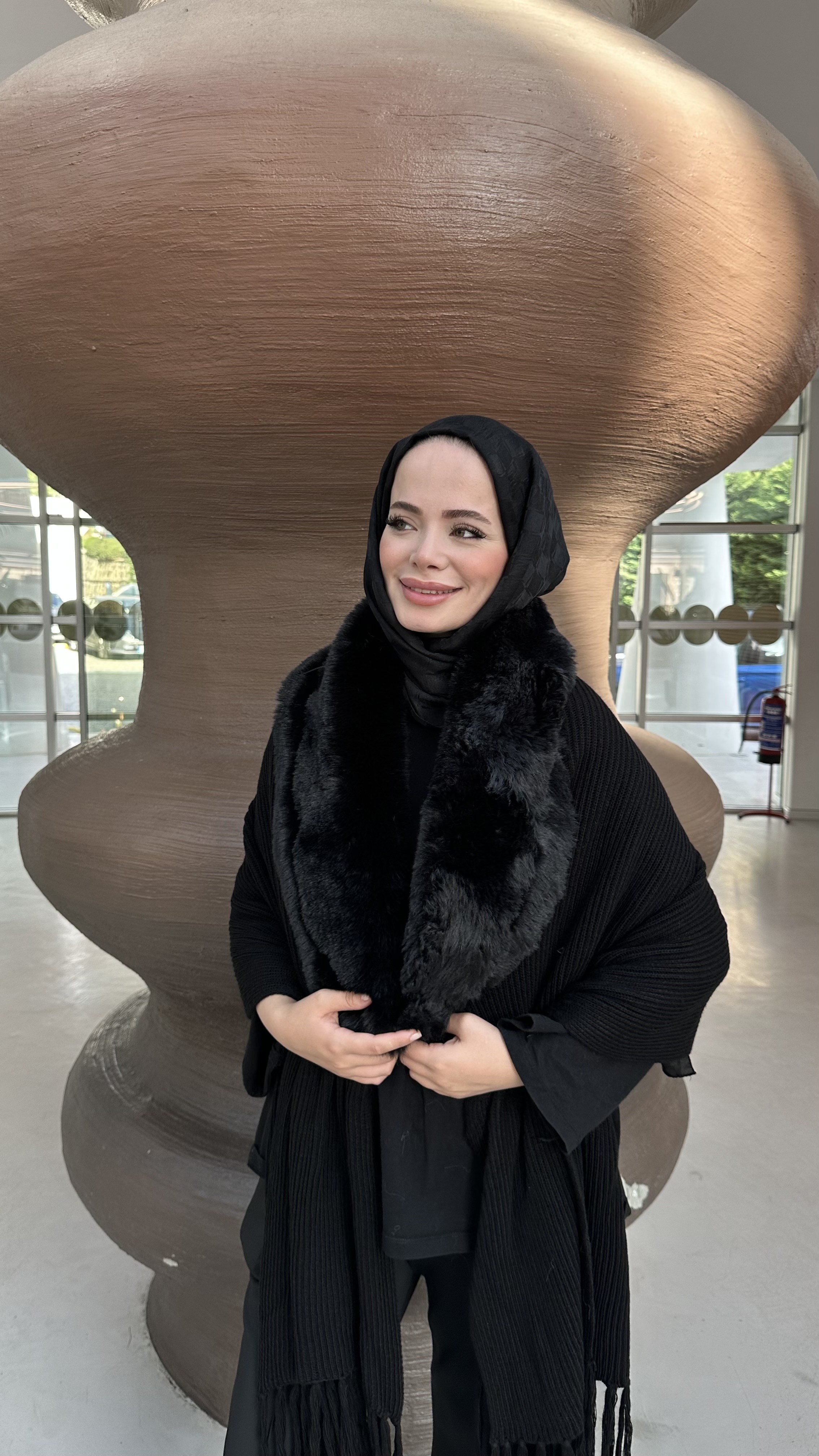 Kürklü omuz şal siyah 
