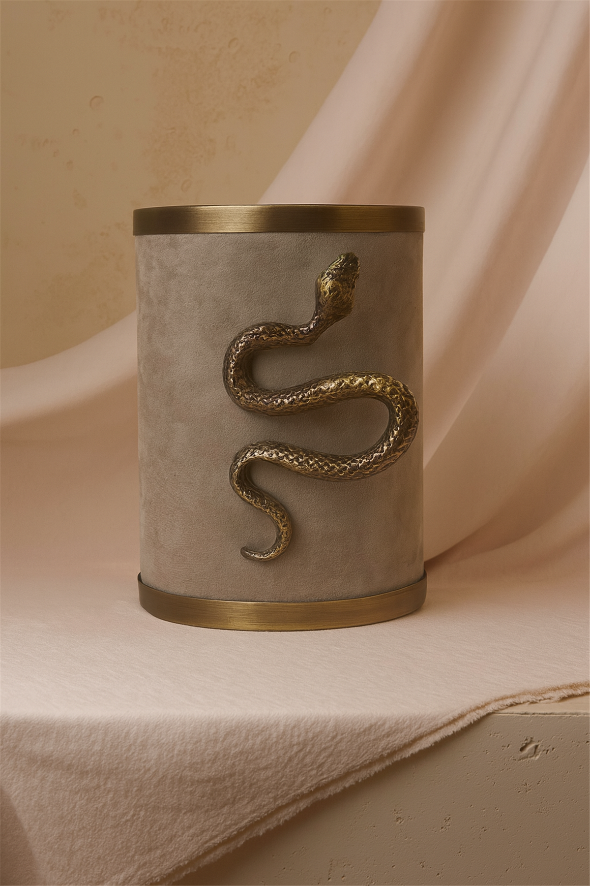 Yılan Detaylı Bej  Deri Kaplamalı Vazo