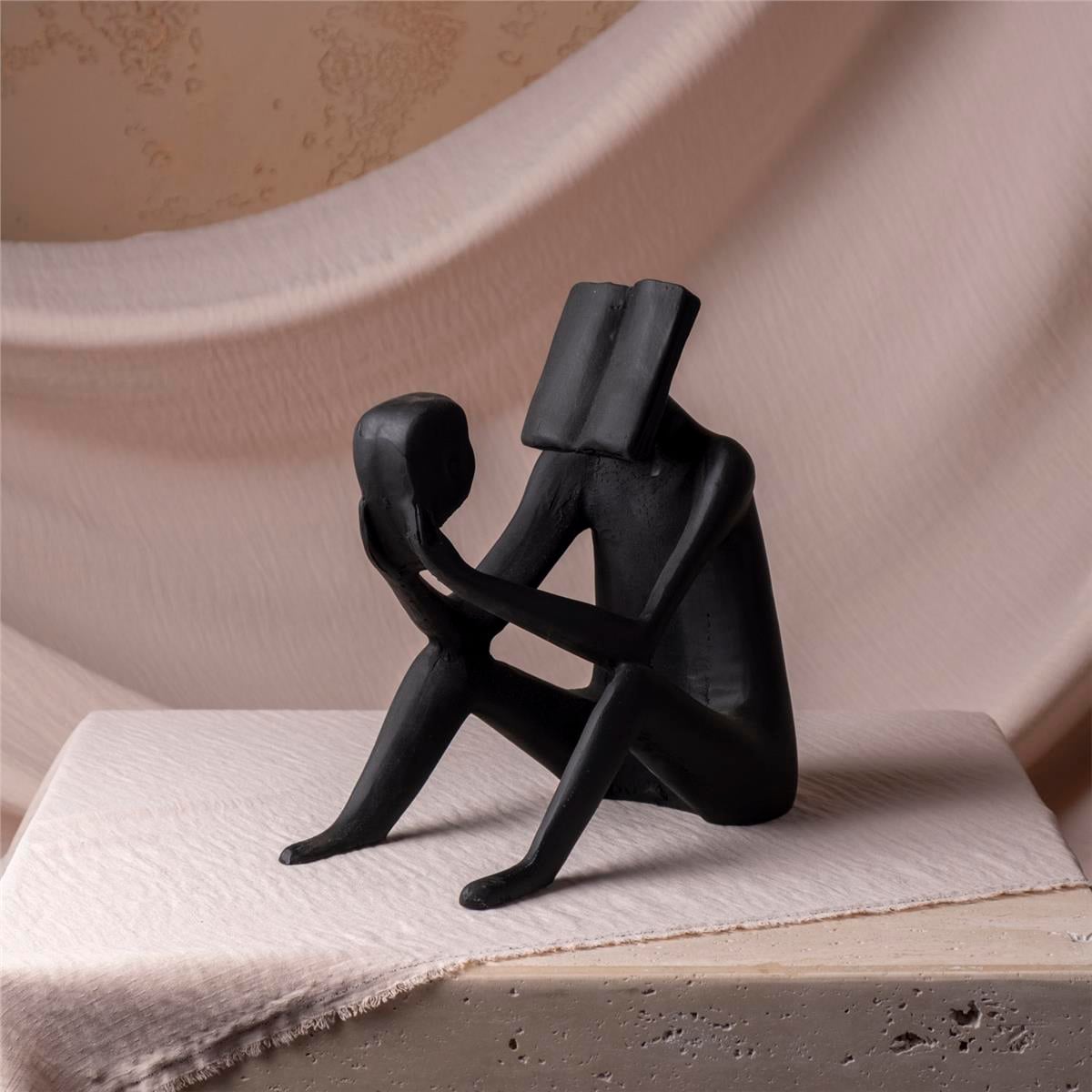 Kitap Okuyan Adam Siyah