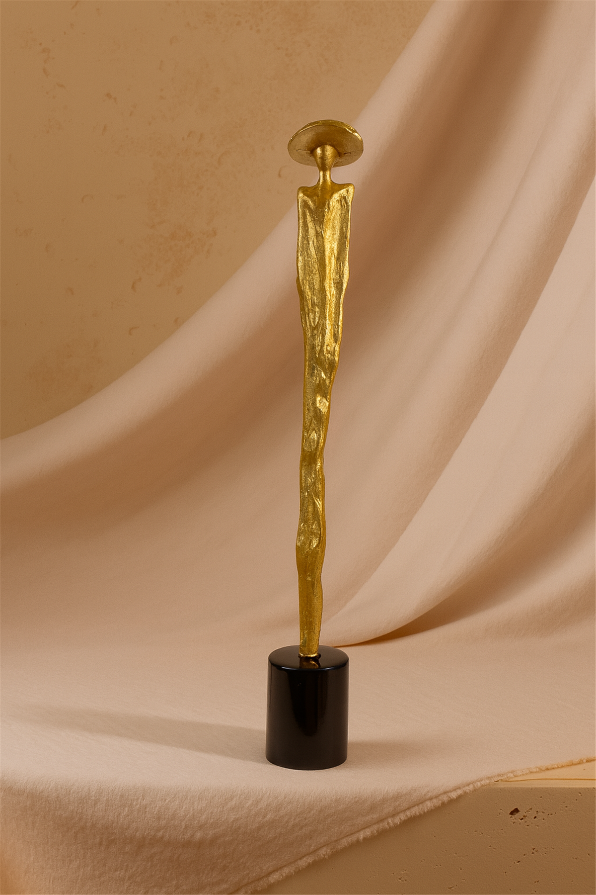 Şapkalı Kadın Orta Boy