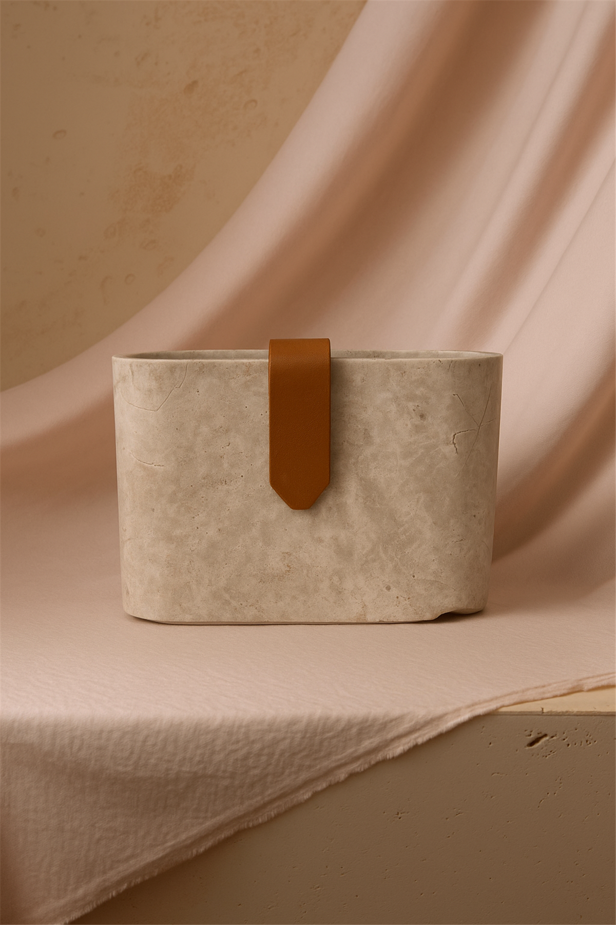 Deri Detaylı Bej Mermer Çanta Vazo