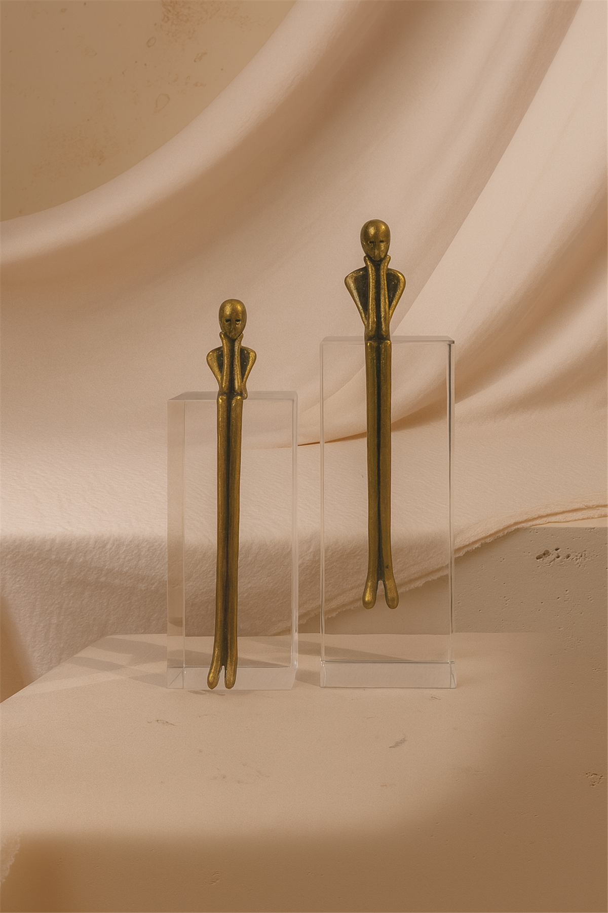 Oturan Adam Kristal  Kitap Tutucu