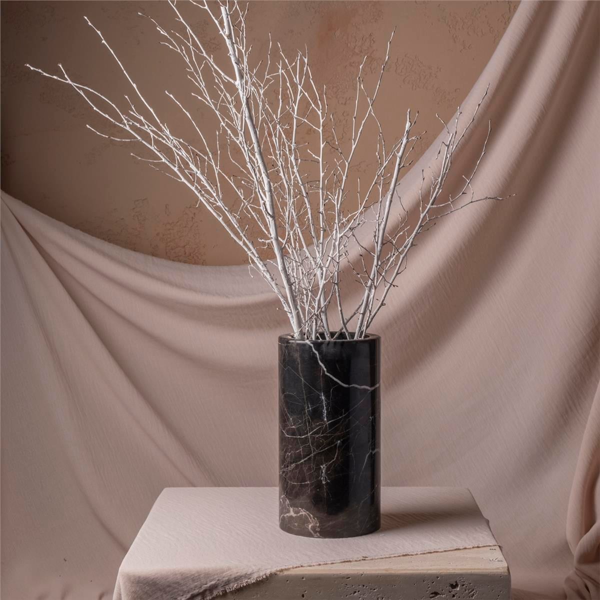 Toros Siyahı Uzun Mermer Vazo 