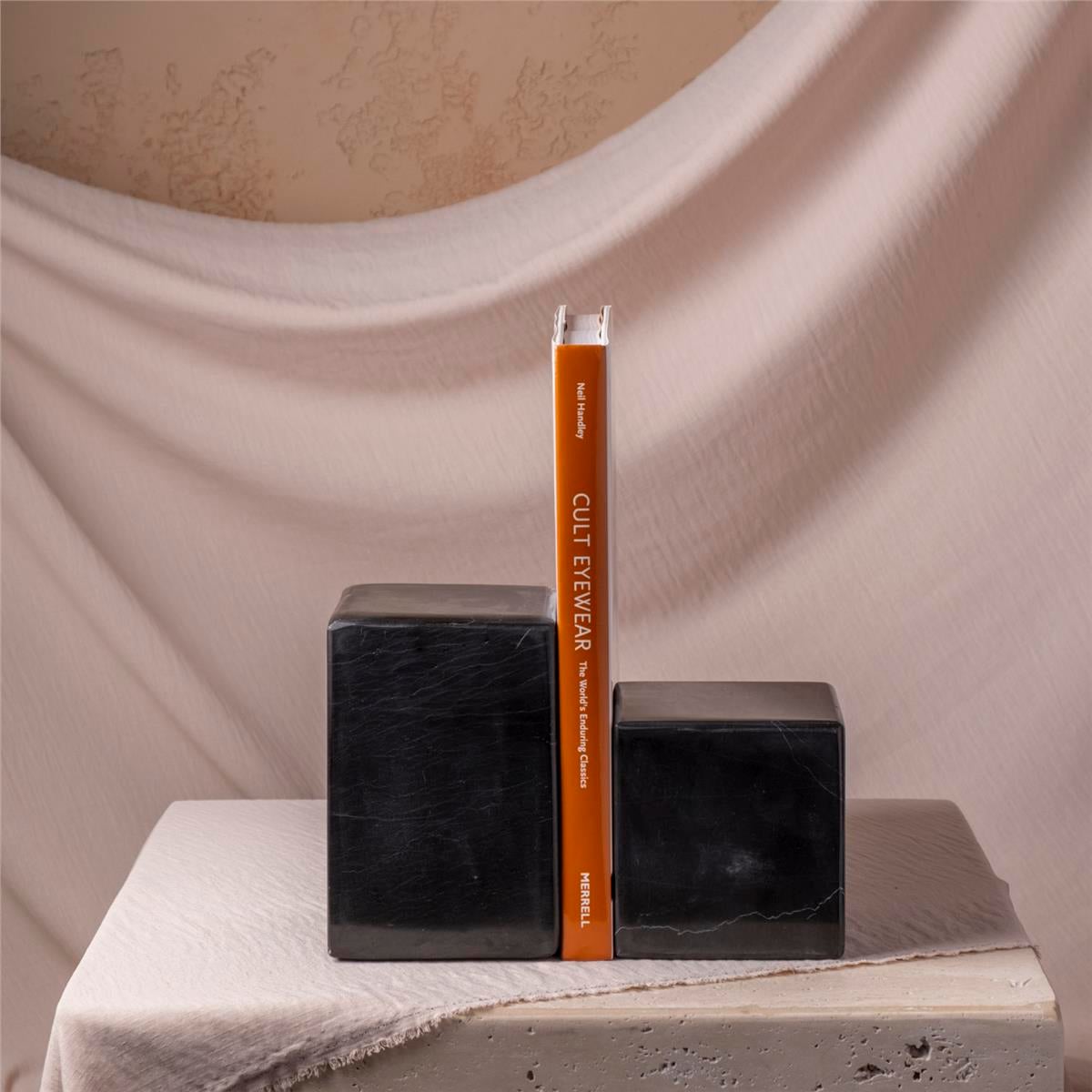 Toros Siyahı Kitap Tutucu