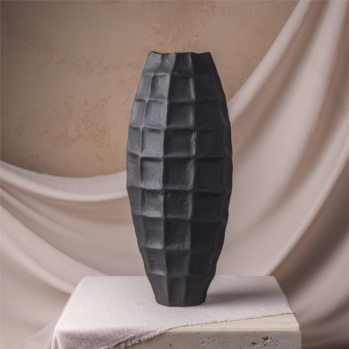 Siyah Kare Desenli Vazo