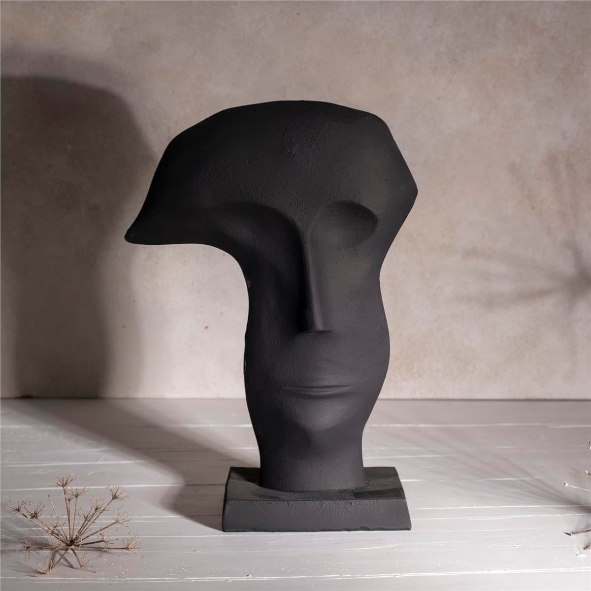 Siyah Şapkalı Adam Büst