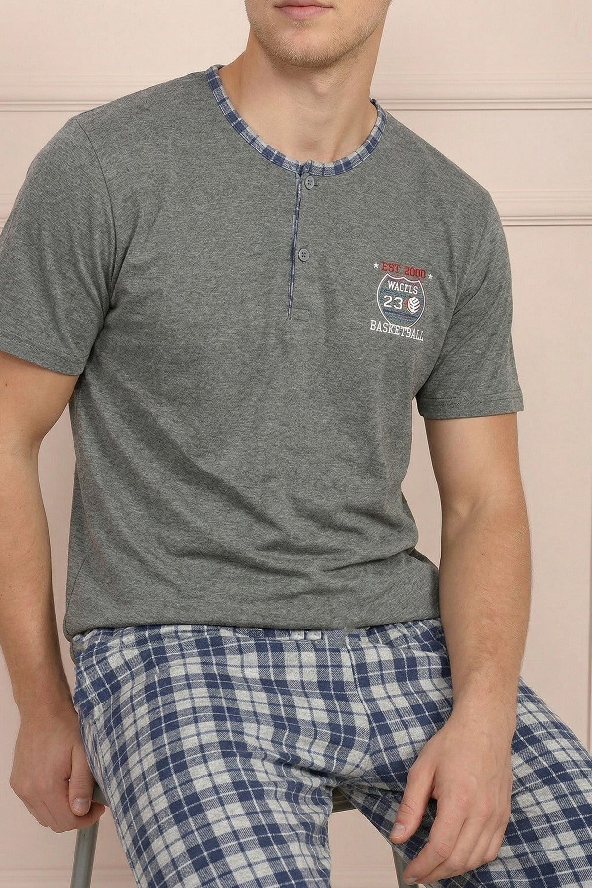 Erkek Göğsü Armalı Kısa Kol Altı Uzun ve Ekose Desenli  Pijama Takımı