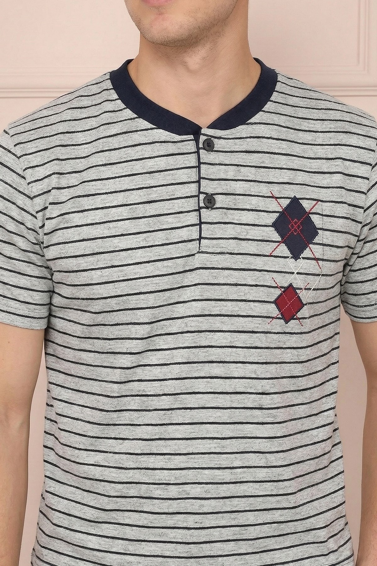 Erkek Göğsü Motif İşlemeli Üstü Fitilli Kısa Kol Altı Uzun Pijama Takımı