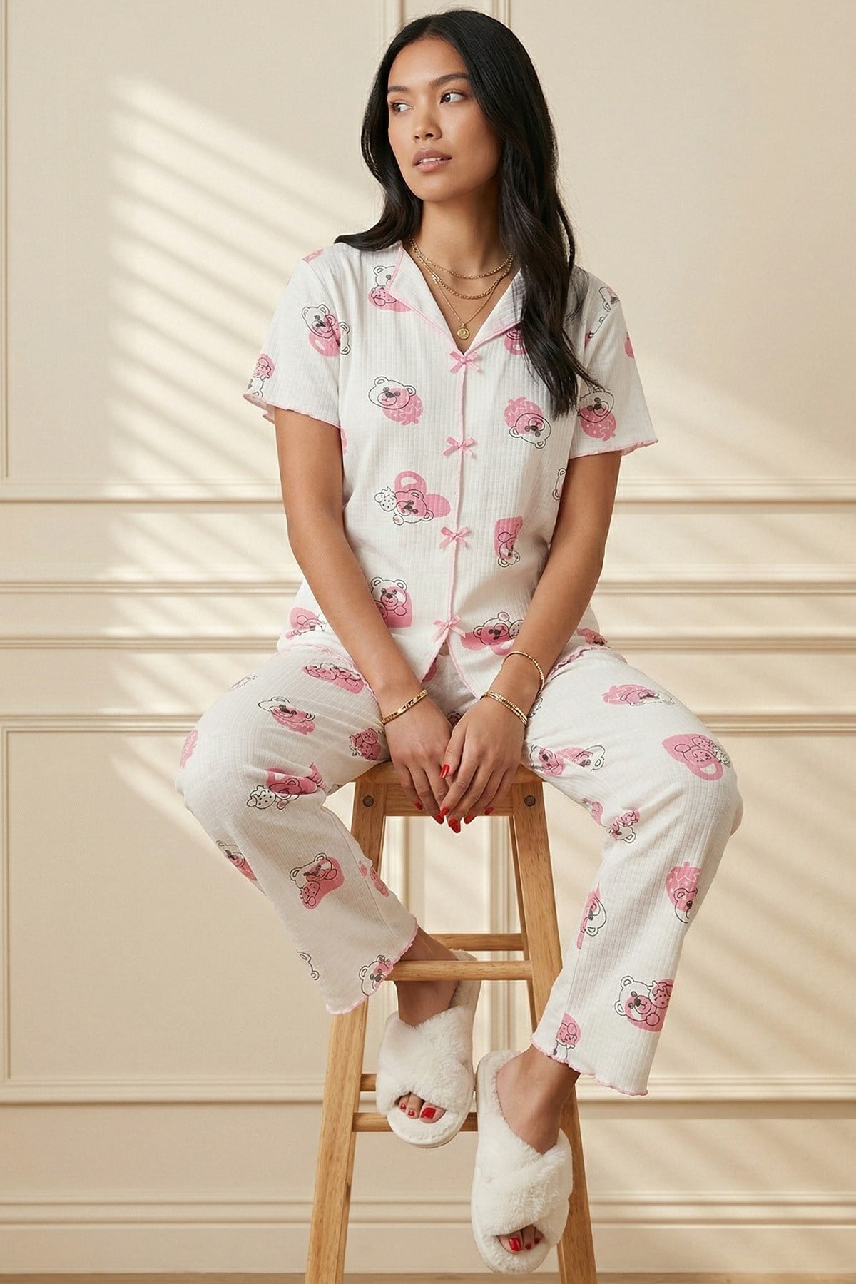 Kadın Ayıcık ve Çilek Desenli Biyeli V Yaka Kısa Kol Altı Uzun Kaşkorse Pijama Takımı