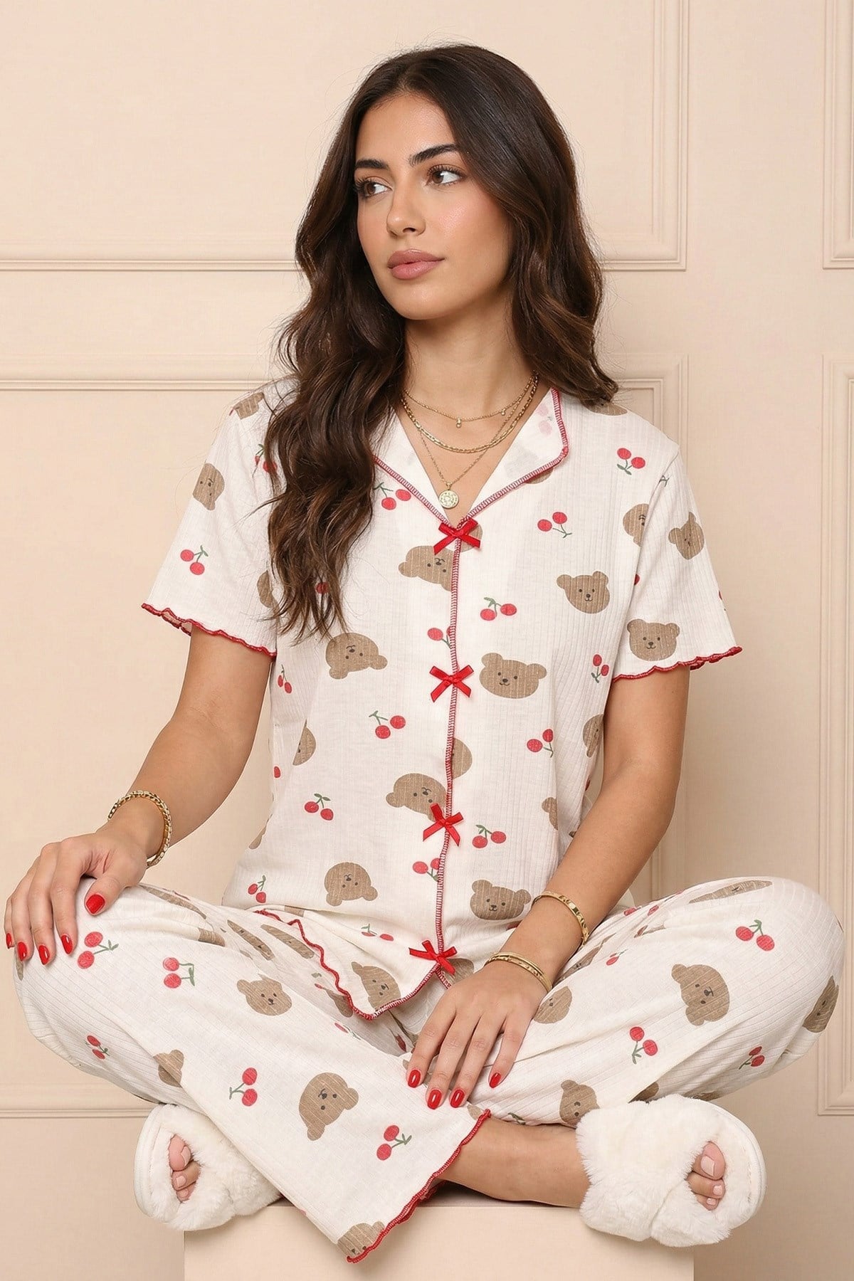 Kadın Ayıcık ve Kiraz Desenli Biyeli V Yaka Kısa Kol Altı Uzun Kaşkorse Pijama Takımı