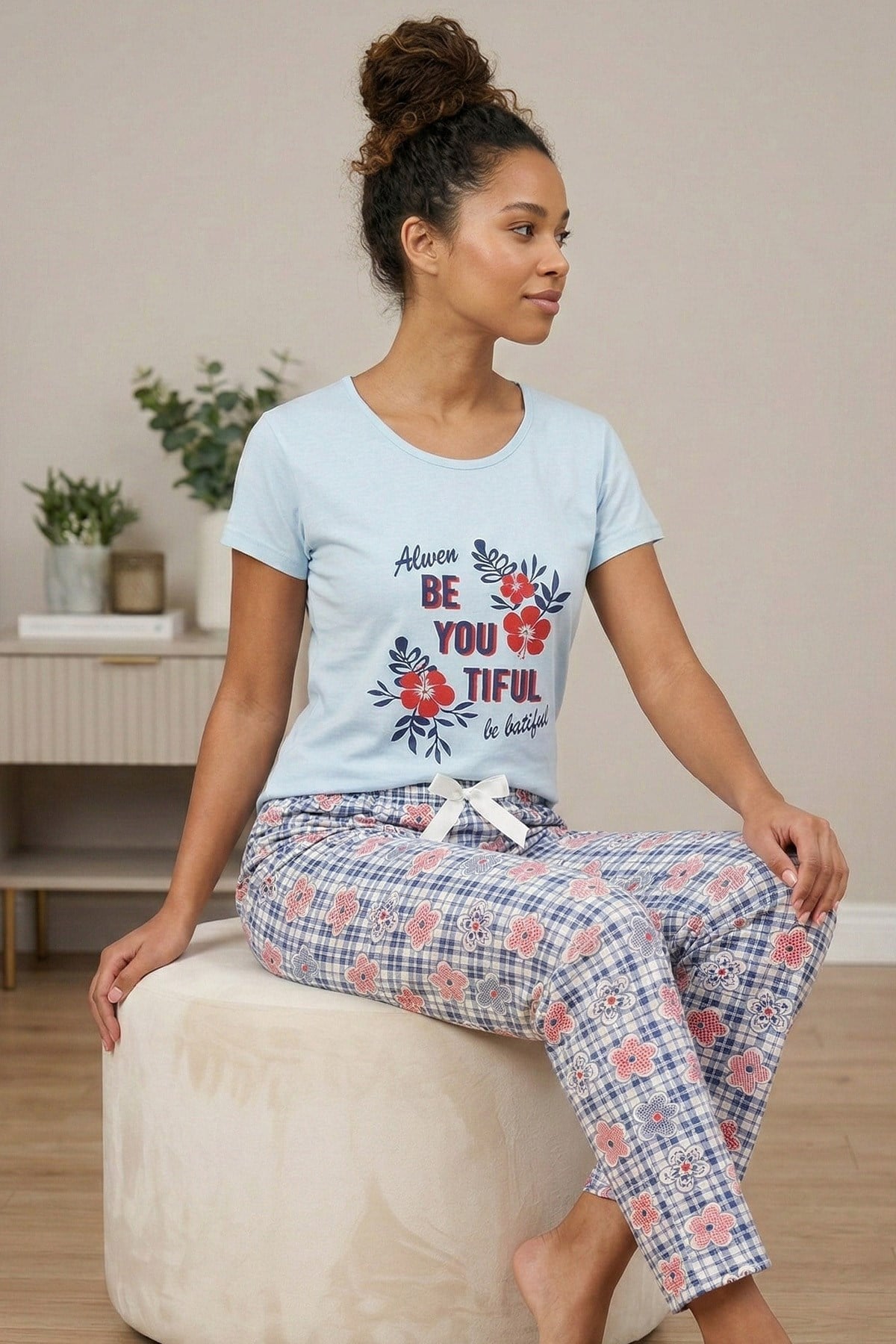 Kadın Be You Tıful Sloganlı ve Altı Ekose Çiçek Desenli Penye Kısa Kollu Pijama Takımı