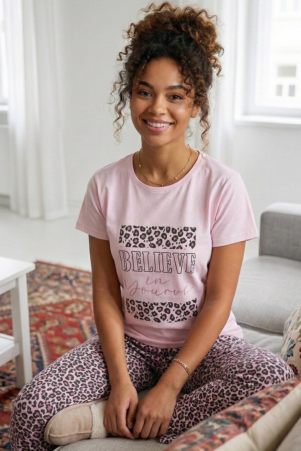 Kadın Believe SloganlıLeopar Desenli Kısa Kol Altı Uzun Penye Pijama Takımı Lila