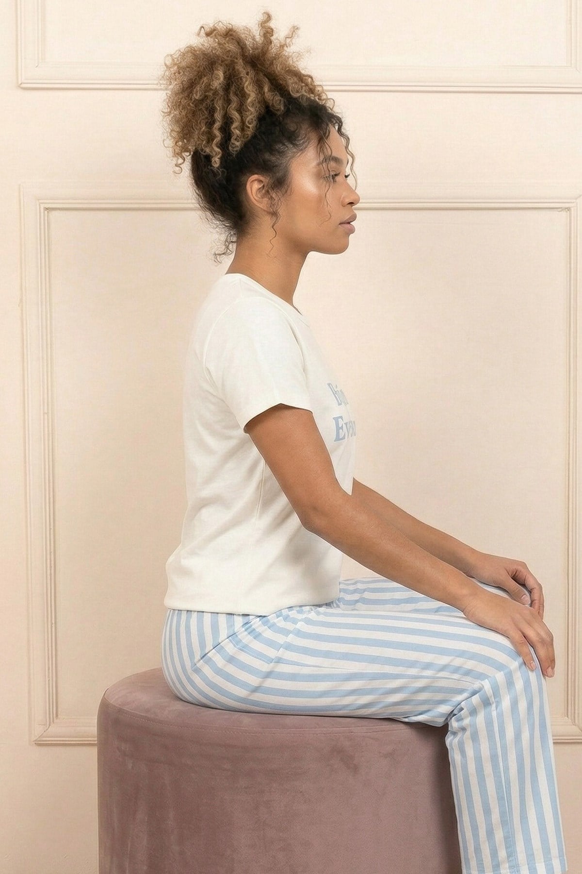 Kadın Bonjour Everybody Sloganlı ve Altı Dikey Çizgi  Desenli Penye Pijama Takımı