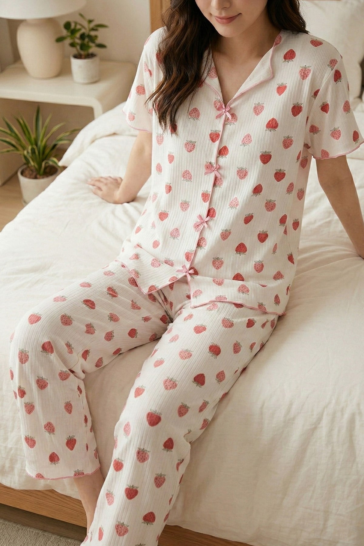 Kadın Çilek Desenli Biyeli V Yaka Kısa Kol Altı Uzun Kaşkorse Pijama Takımı