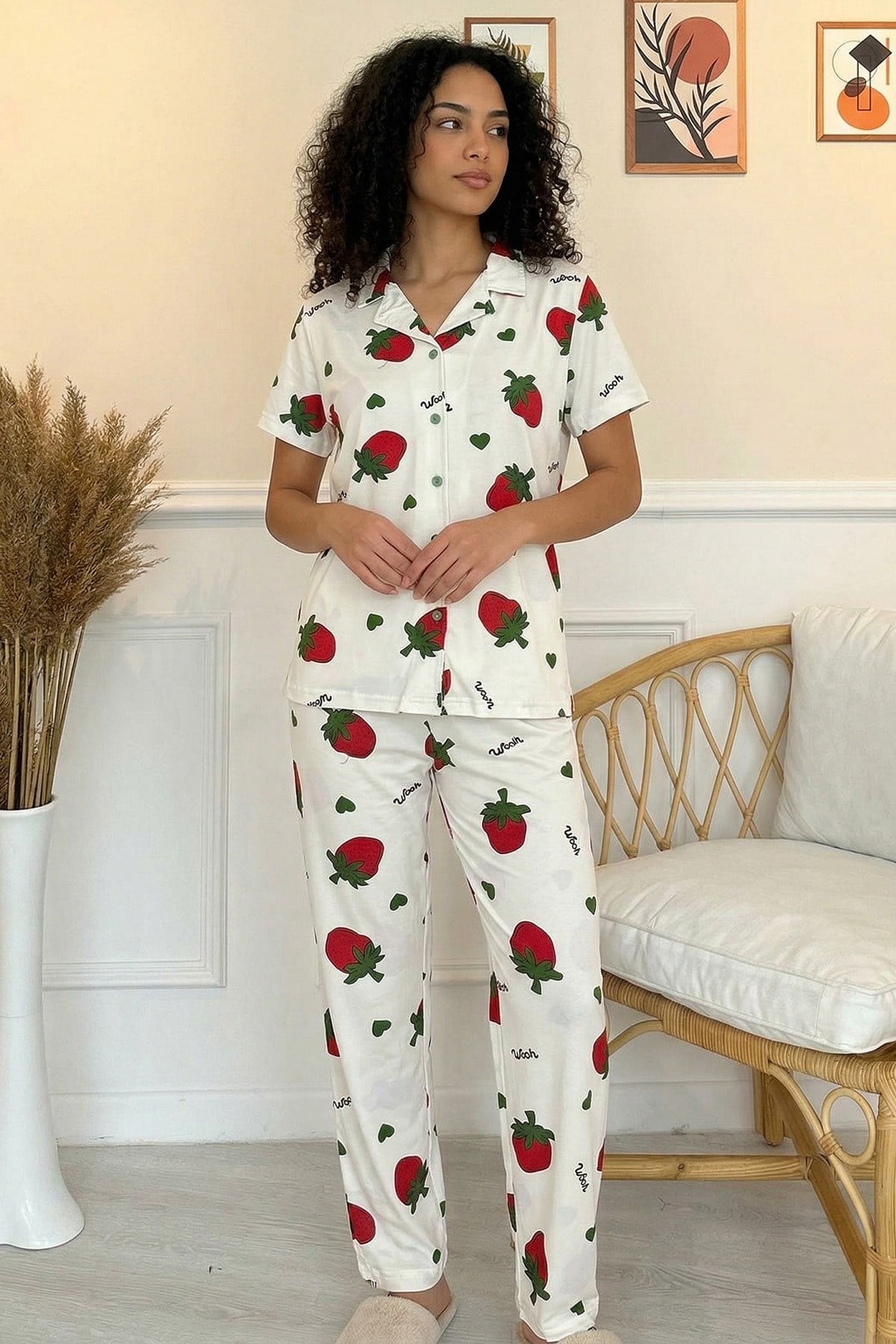 Kadın Çilek ve Kalp Desenli Gömlek Yaka Kısa Kol Altı Uzun Serin Tutan Milan Kumaş Pijama Takımı