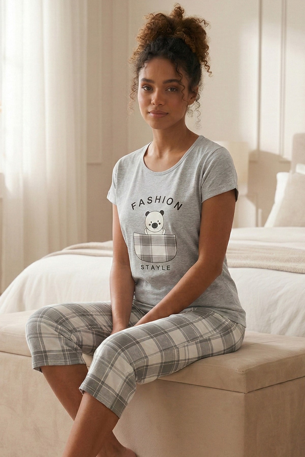Kadın Fashıon Sloganlı Bisiklet Yaka Kısa Kol Altı Ekoseli Kapri Penye Pijama Takımı
