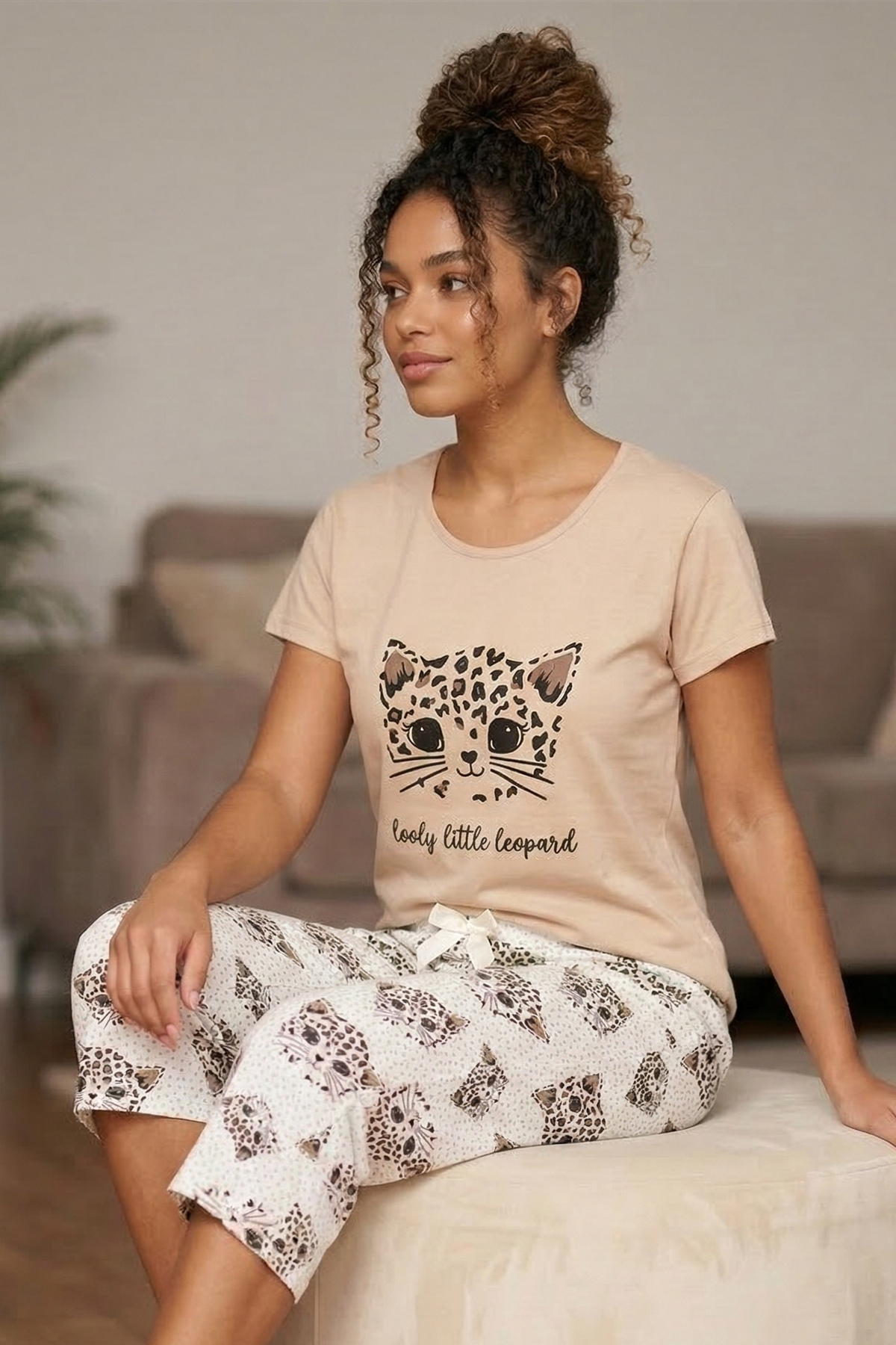 Kadın Leopar Desenli Bisiklet Yaka Kısa Kol Altı Kalp Desenli Kapri Penye Pijama Takımı