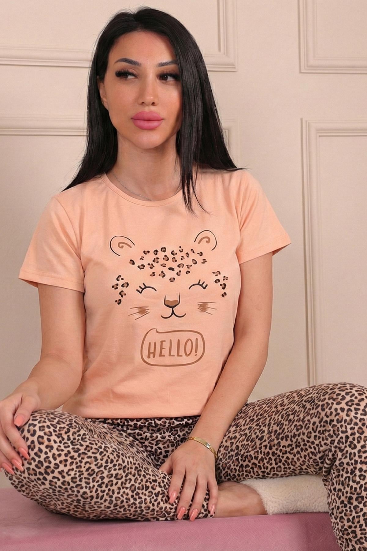 Kadın Leopar Desenli Hello Sloganlı ve Altı Leopar Desenli Kısa Kollu Pijama Takımı