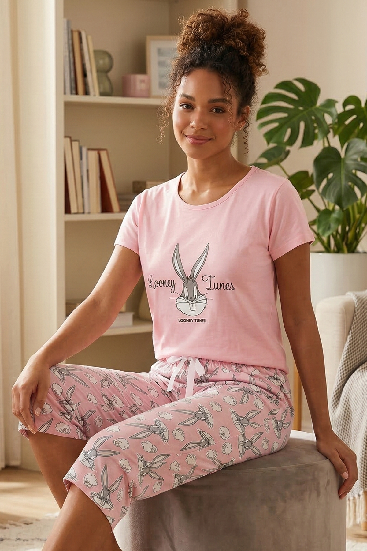 Kadın Looney Tunes Sloganlı Bisiklet Yaka Kısa Kol Altı Desenli Kapri Penye Pijama Takımı