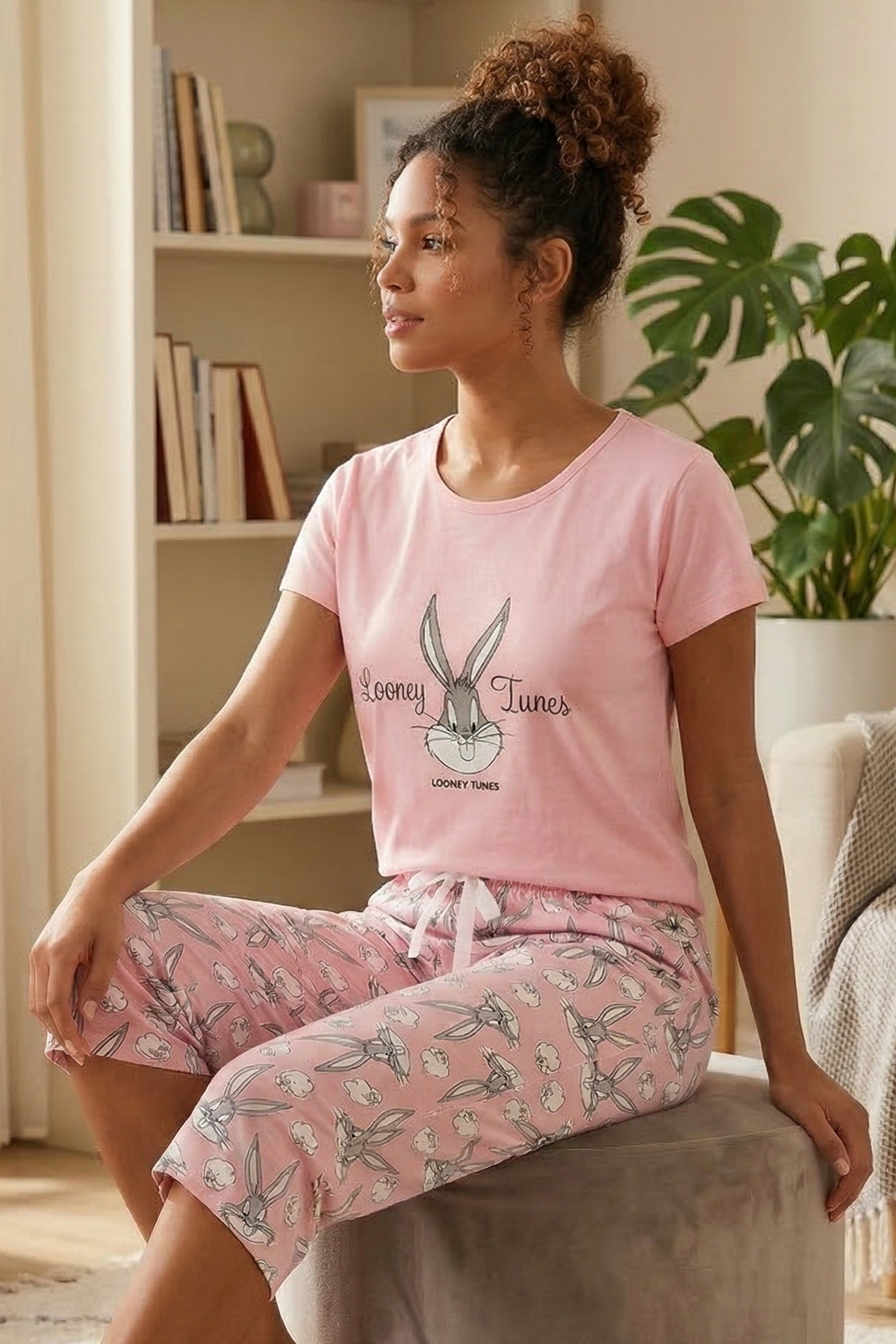 Kadın Looney Tunes Sloganlı Bisiklet Yaka Kısa Kol Altı Desenli Kapri Penye Pijama Takımı