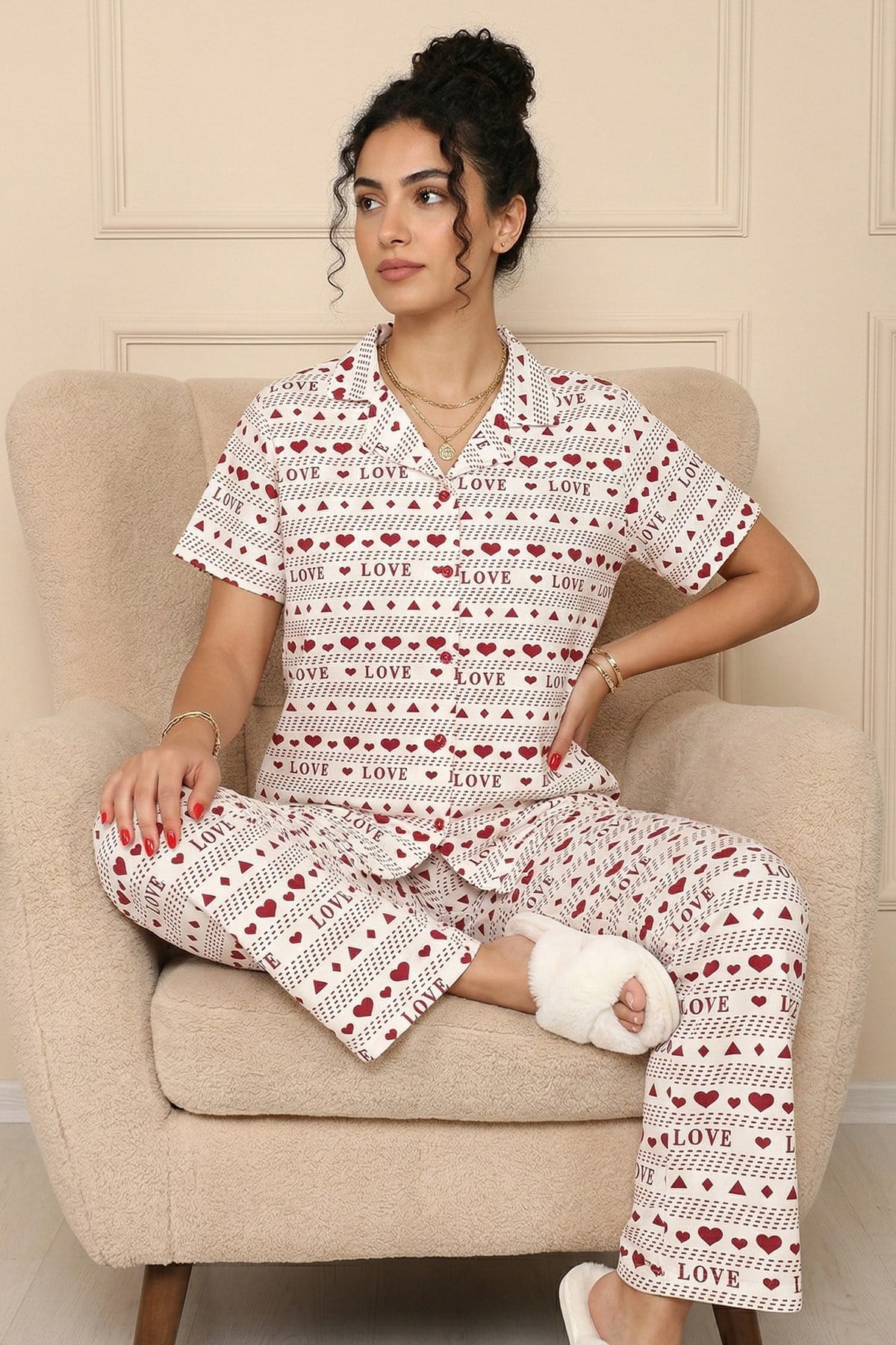 Kadın Love ve Kalp Desenli Gömlek Yaka Kısa Kol Altı Uzun Serin Tutan Milan Kumaş Pijama Takımı