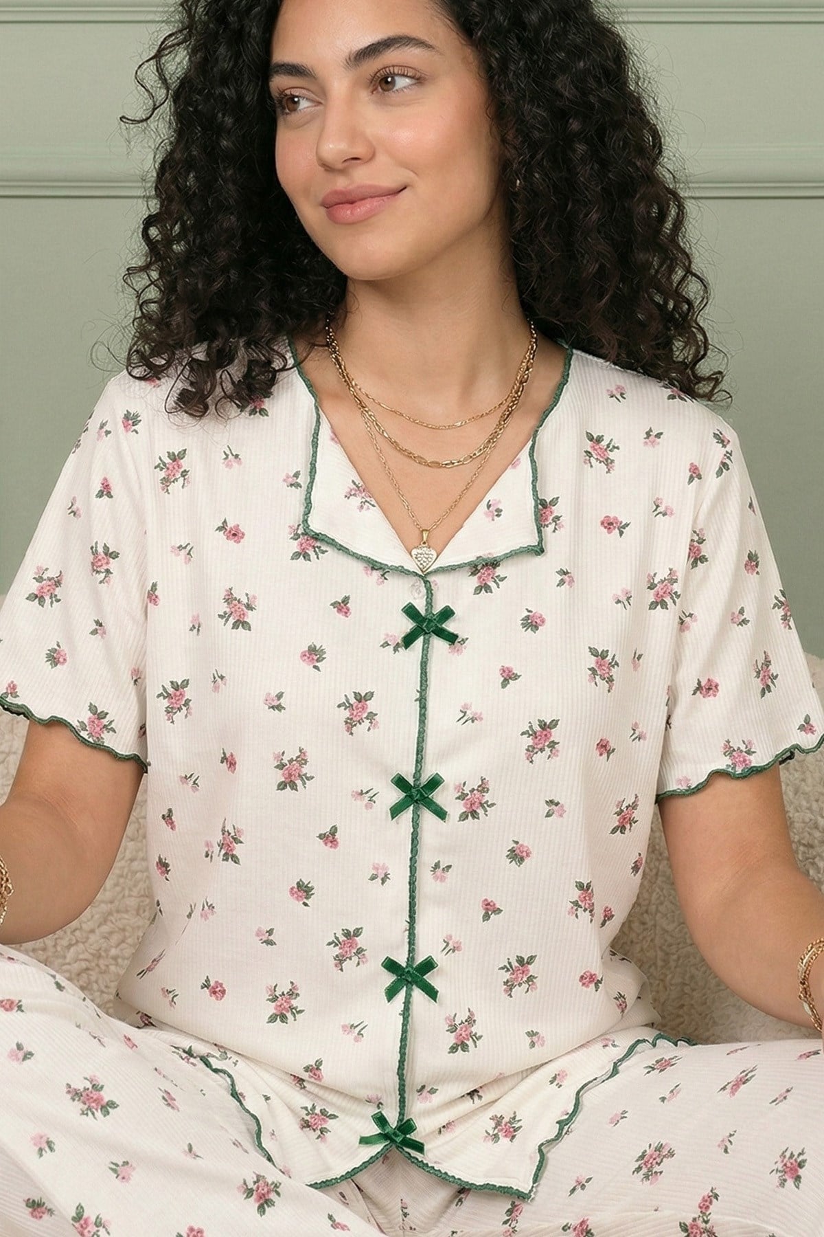 Kadın Minik Çiçek Desenli Biyeli V Yaka Kısa Kol Altı Uzun Serin Tutan Viskon Kaşkorse Pijama Takımı