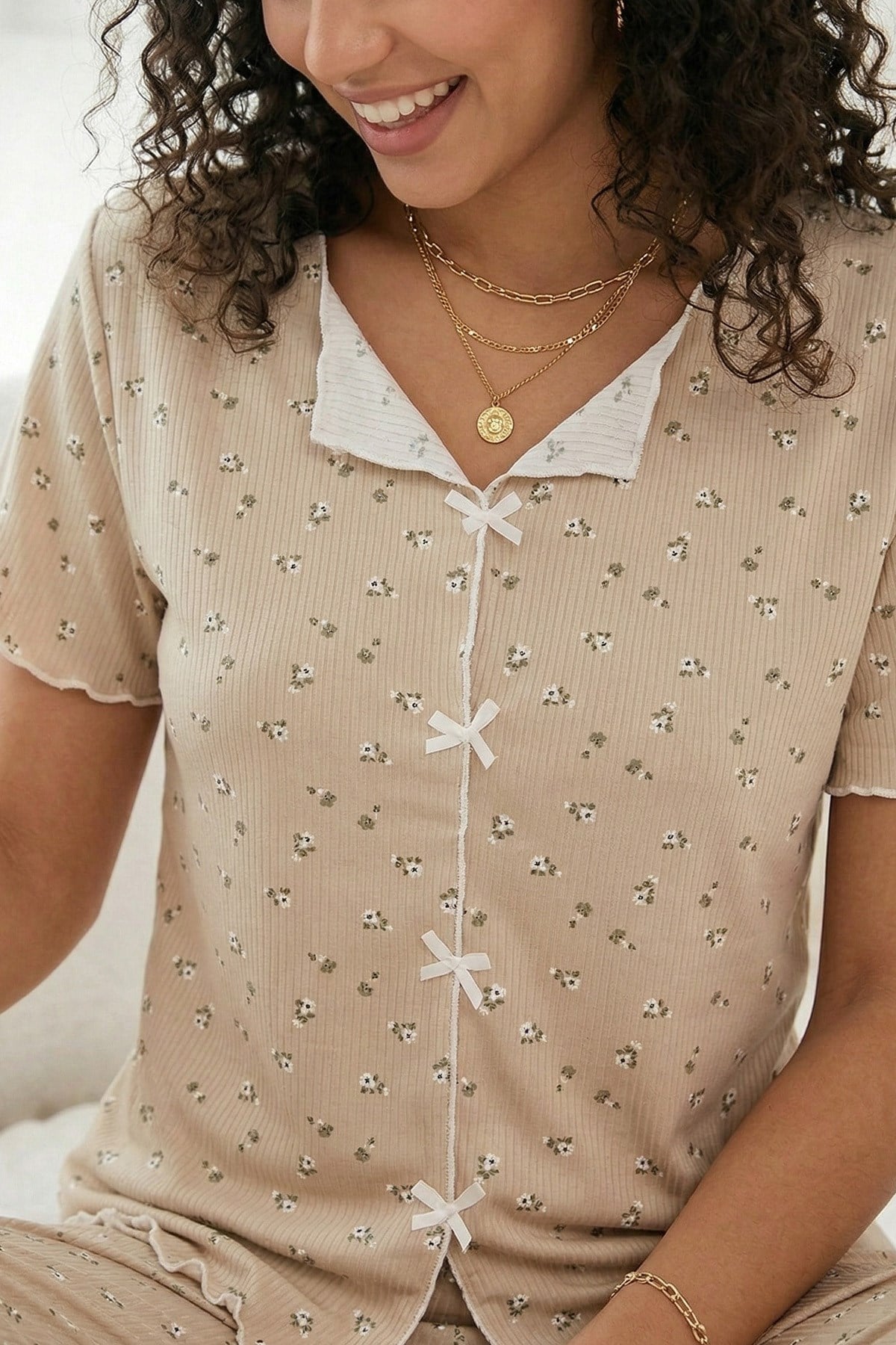 Kadın Minik Çiçekler Desenli Biyeli V Yaka Kısa Kol Altı Uzun Serin Tutan Viskon Kaşkorse Pijama Takımı