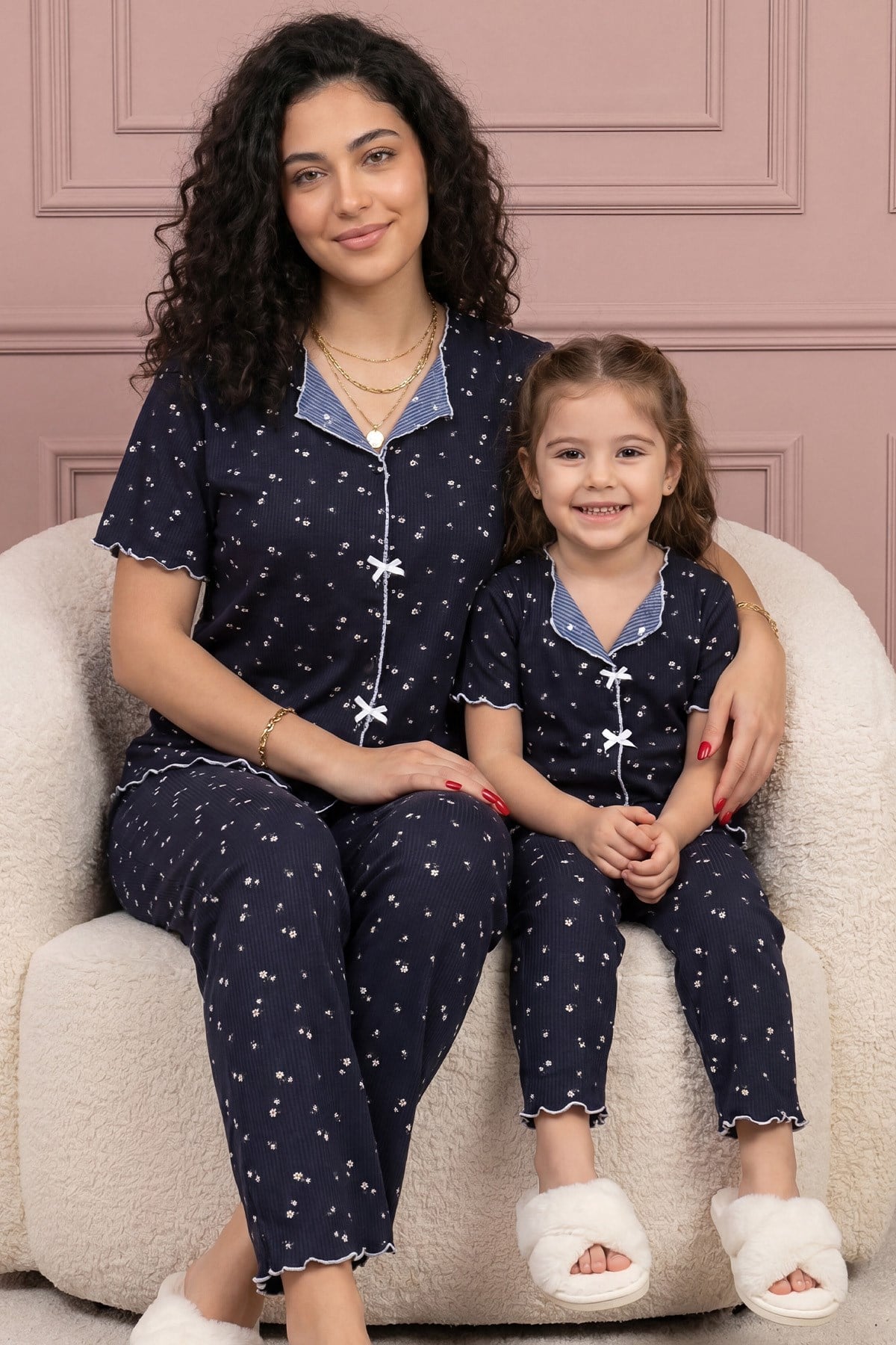 Kadın Minik Çiçekler Desenli Biyeli V Yaka Kısa Kol Altı Uzun Serin Tutan Viskon Kaşkorse Pijama Takımı