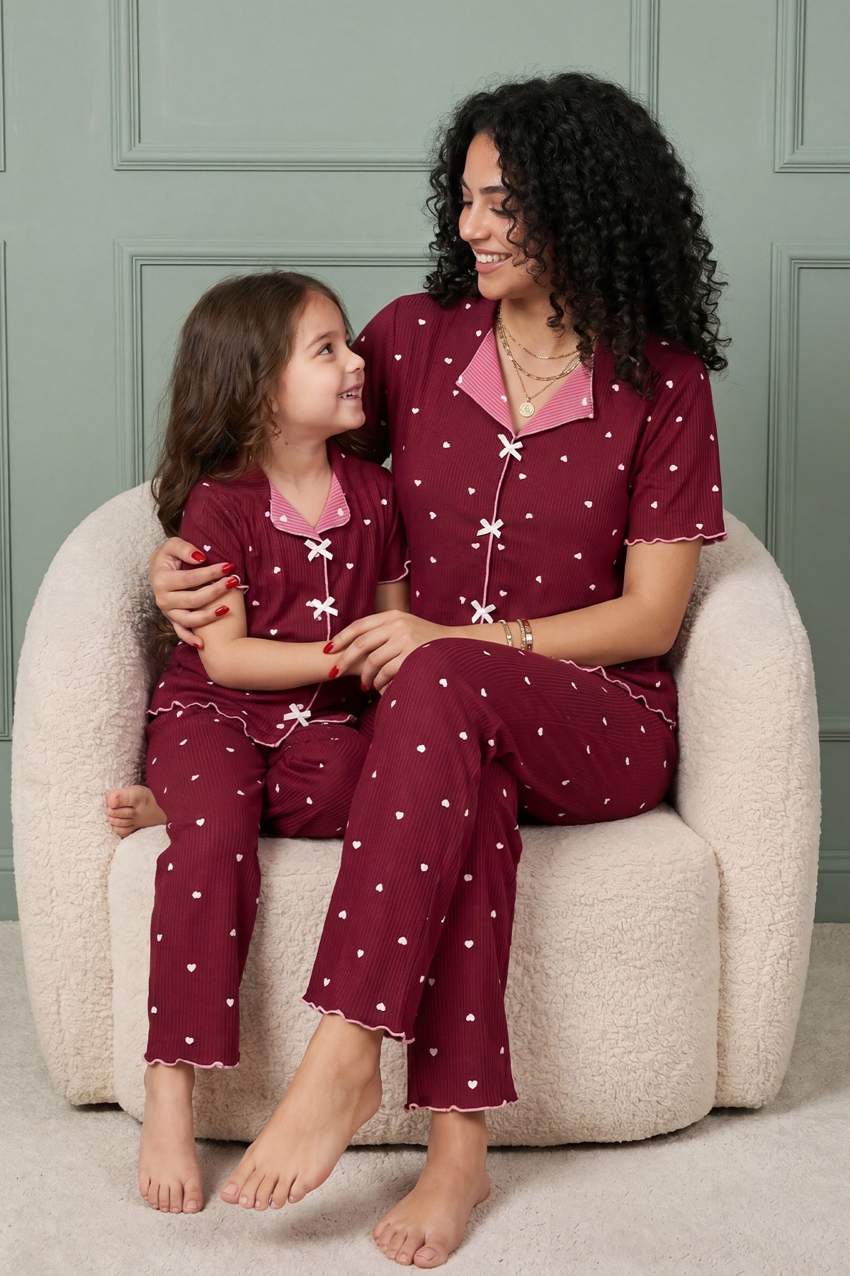 Kadın Minik Kalp Desenli Biyeli V Yaka Kısa Kol Altı Uzun Serin Tutan Viskon Kaşkorse Pijama Takımı