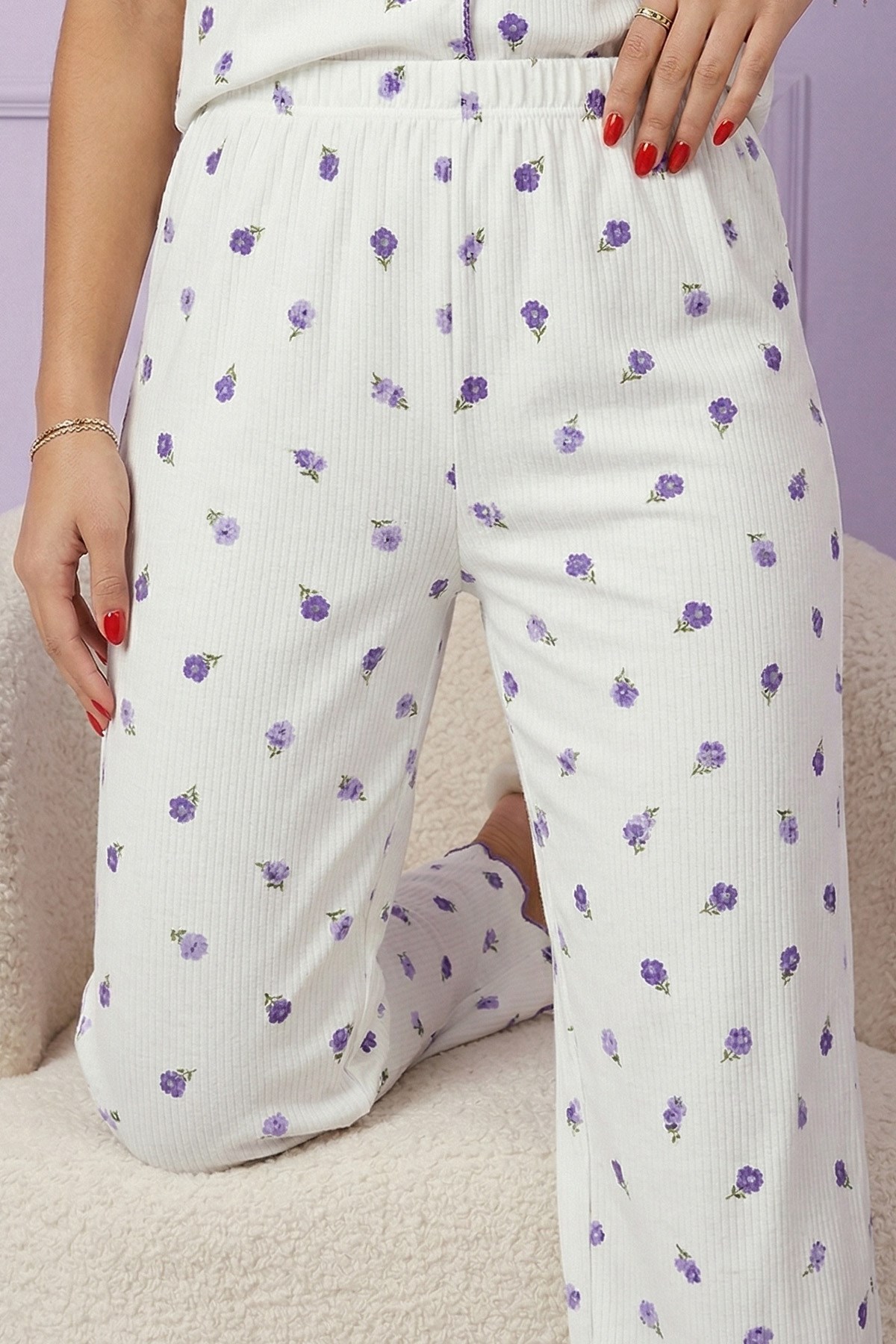 Kadın Minik Lavanta Desenli Biyeli V Yaka Kısa Kol Altı Uzun Serin Tutan Viskon Kaşkorse Pijama Takımı