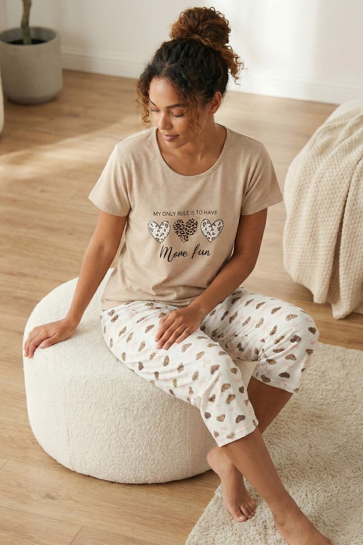 Kadın More Fun Sloganlı Bisiklet Yaka Kısa Kol Altı Kalp Desenli Kapri Penye Pijama Takımı