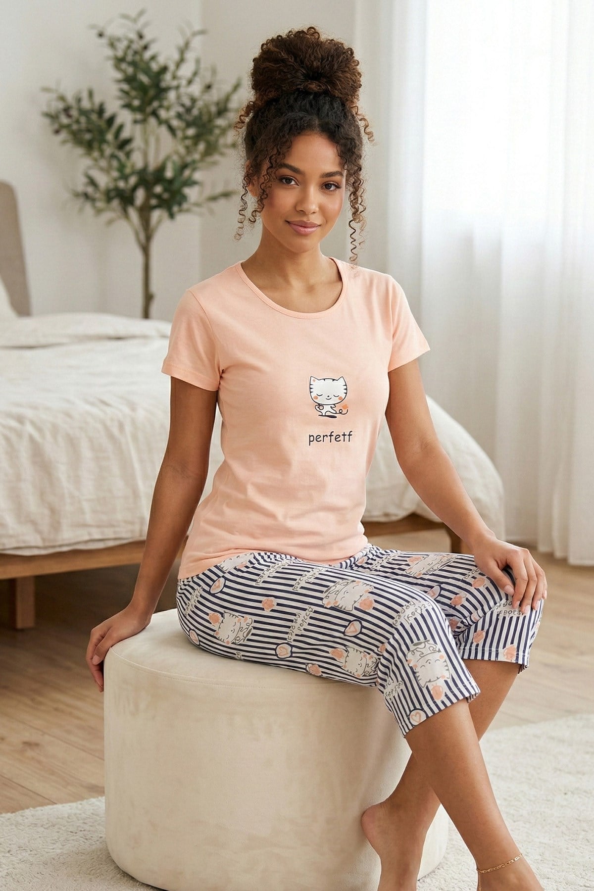 Kadın Perfetf Sloganlı Bisiklet Yaka Kısa Kol Altı Kedi Desenli Kapri Penye Pijama Takımı