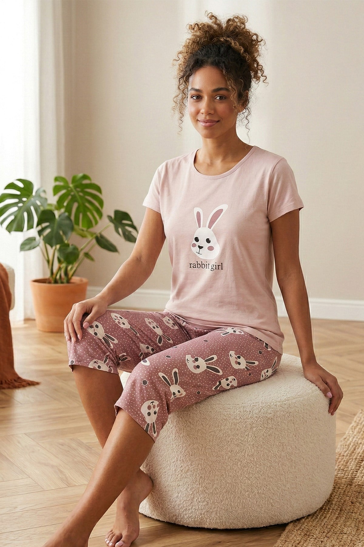 Kadın Rabbit Girl Sloganlı Bisiklet Yaka Kısa Kol Altı Tavşan Desenli Kapri Penye Pijama Takımı