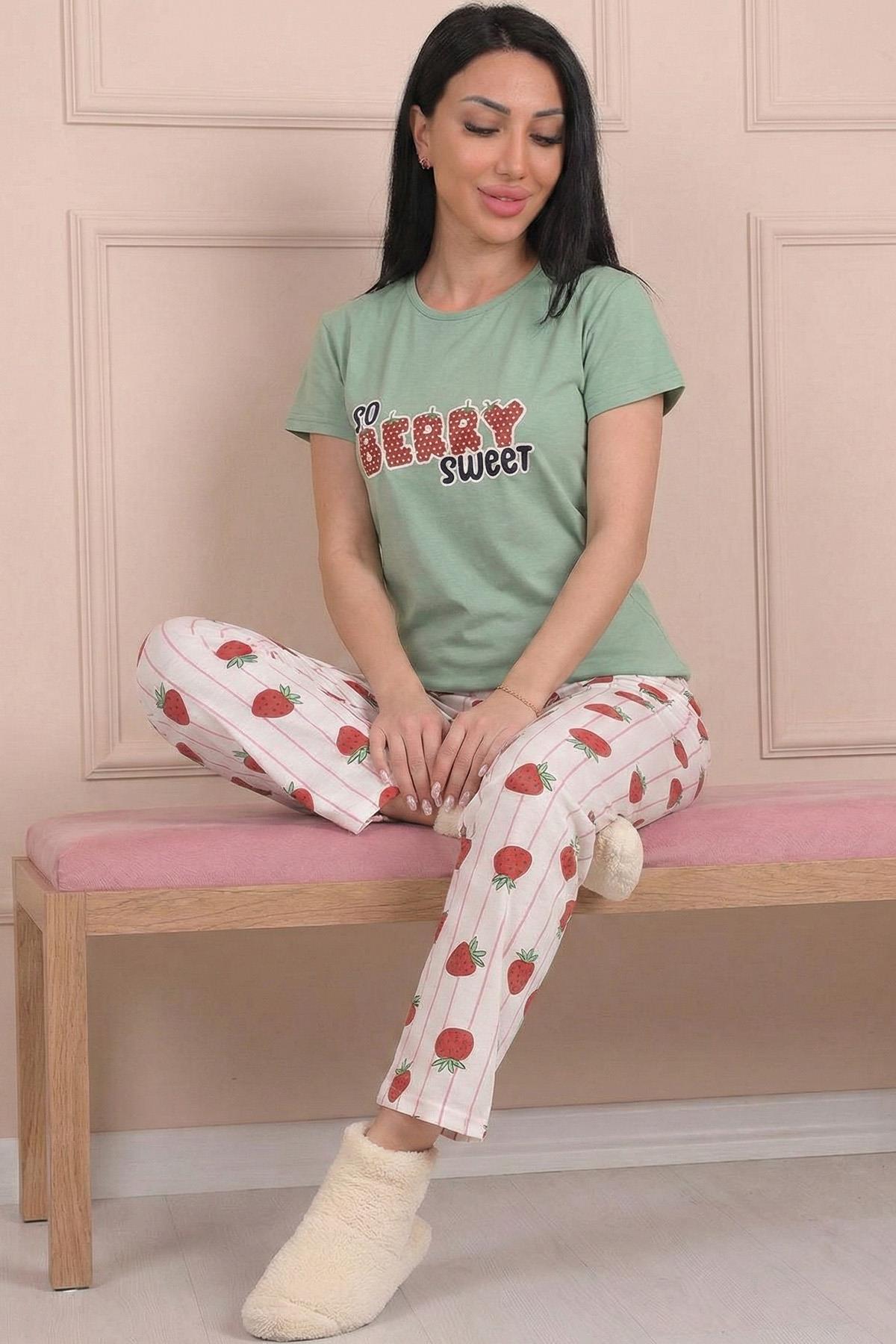 Kadın  So Berry Sweet Sloganlı ve Altı Desenli Penye Kısa Kol Pijama Takımı