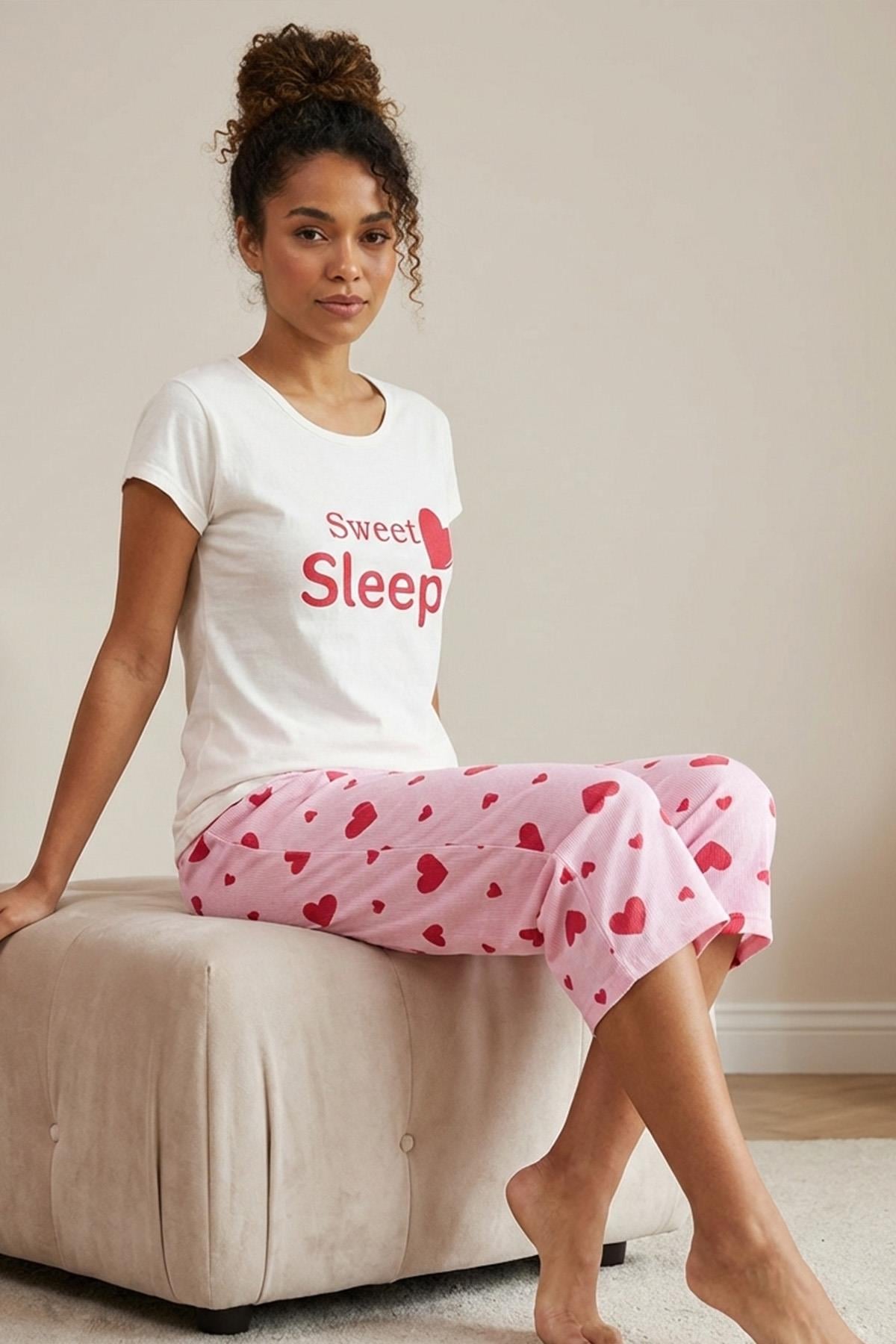 Kadın Sweet Sleep Sloganlı Bisiklet Yaka Kısa Kol Altı Kalp Desenli Kapri Penye Pijama Takımı