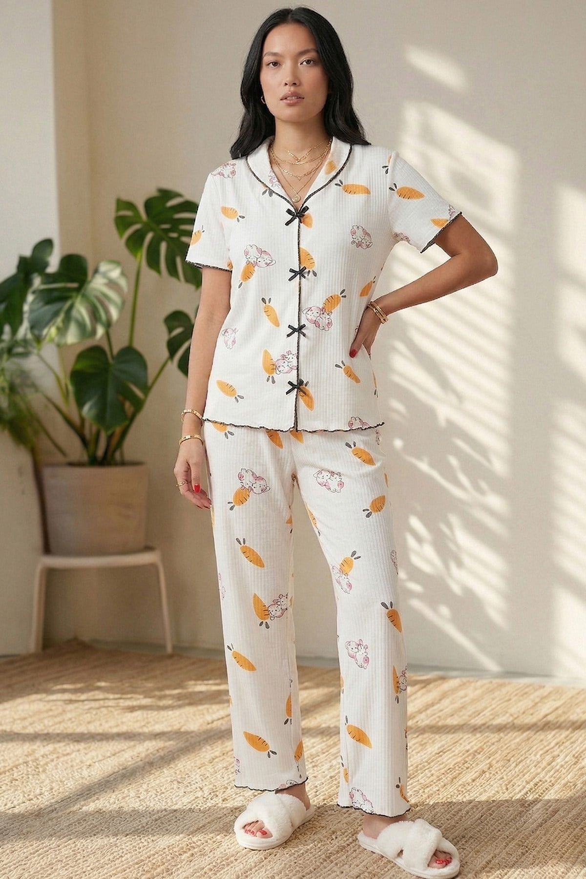 Kadın Tavşan ve Havuç Desenli Biyeli V Yaka Kısa Kol Altı Uzun Kaşkorse Pijama Takımı