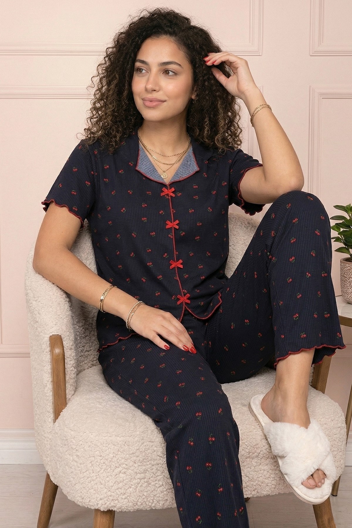 Kadın Vişne Desenli Biyeli V Yaka Kısa Kol Altı Uzun Serin Tutan Viskon Kaşkorse Pijama Takımı