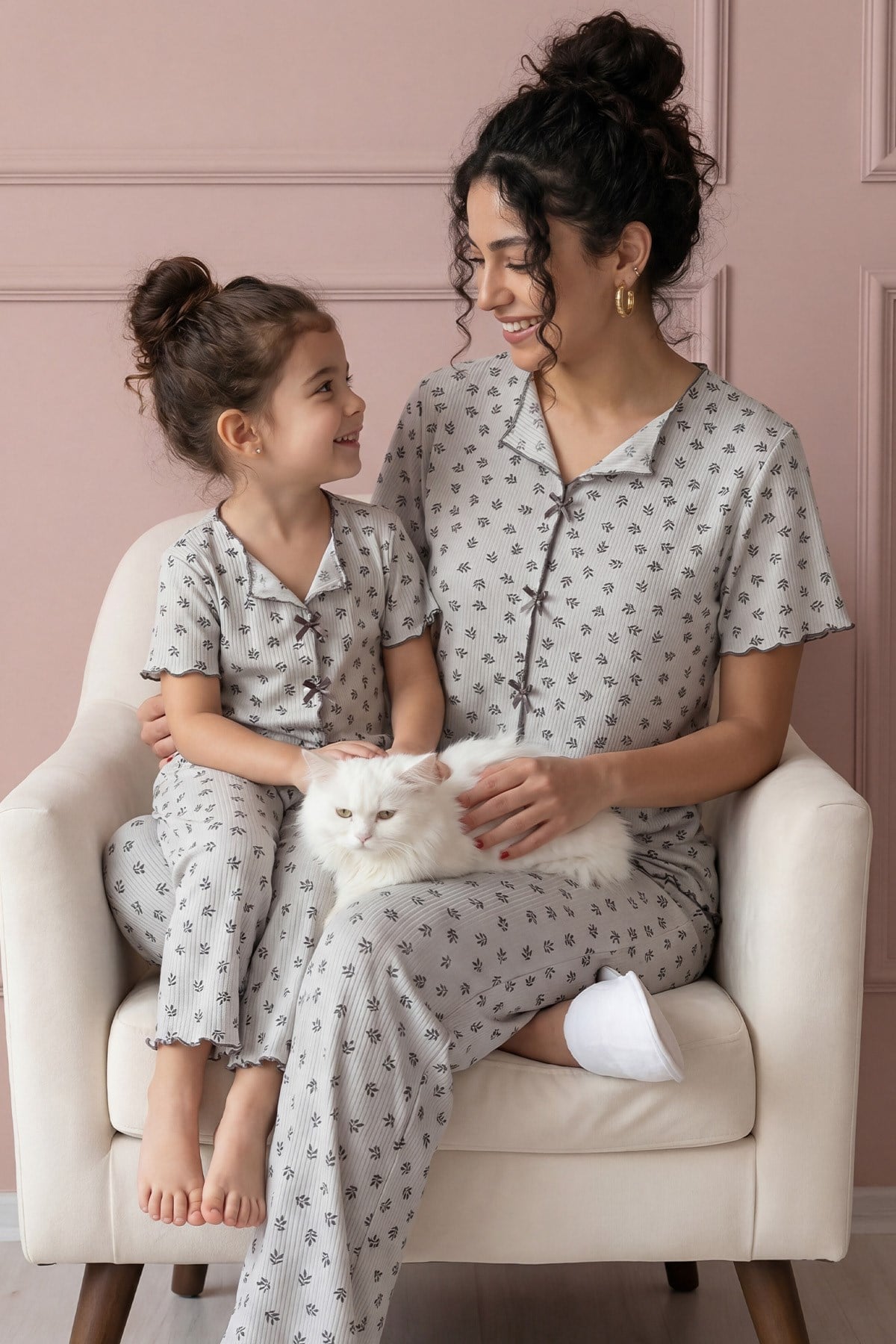 Kadın Yaprak Desenli Biyeli V Yaka Kısa Kol Altı Uzun Serin Tutan Viskon Kaşkorse Pijama Takımı