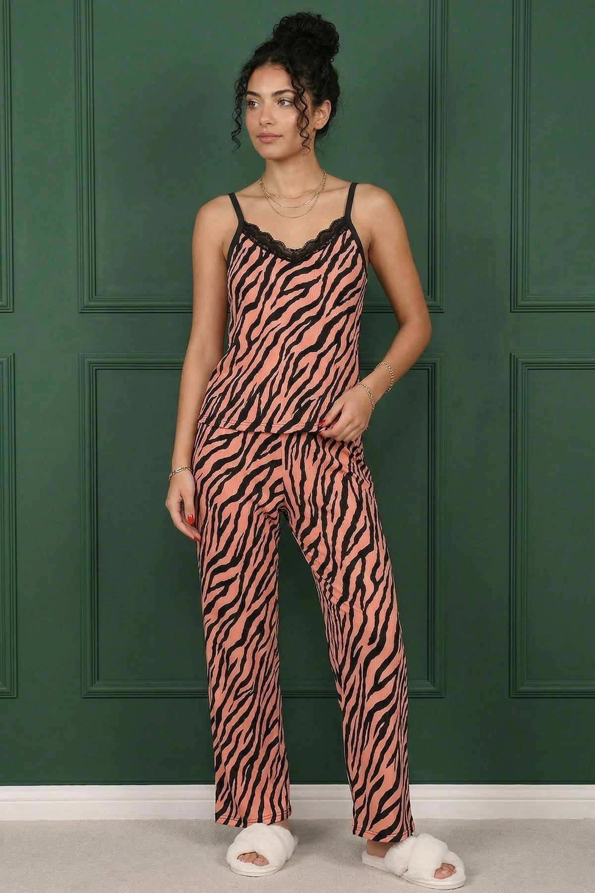 Kadın Zebra Desenli Dantelli İp Askılı Altı Uzun Pegasus Pijama Takımı