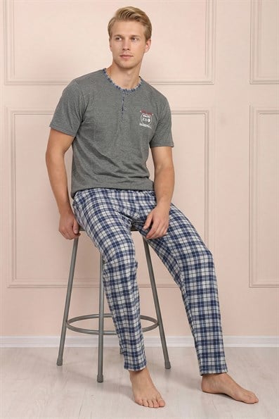 Erkek Göğsü Armalı Kısa Kol Altı Uzun ve Ekose Desenli  Pijama Takımı