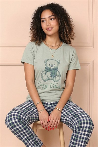 Kadın Cozy Vibes Sloganlı ve Ayıcık Desenli Altı Ekoseli Kısa Kol Altı Uzun Penye Pijama Takımı