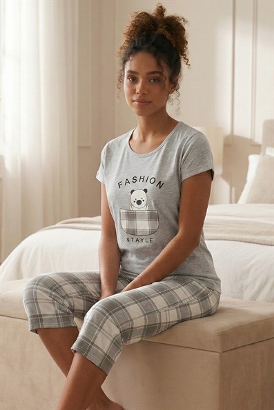 Kadın Fashıon Sloganlı Bisiklet Yaka Kısa Kol Altı Ekoseli Kapri Penye Pijama Takımı