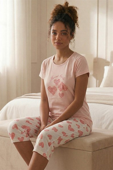 Kadın Heart Girl Sloganlı Bisiklet Yaka Kısa Kol Altı Ekoseli Kapri Penye Pijama Takımı